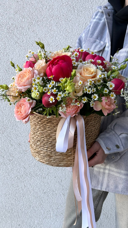 Flower Basket with peonies, roses and Camomiles – BloomRoom.ee, свежие цветы в Таллине