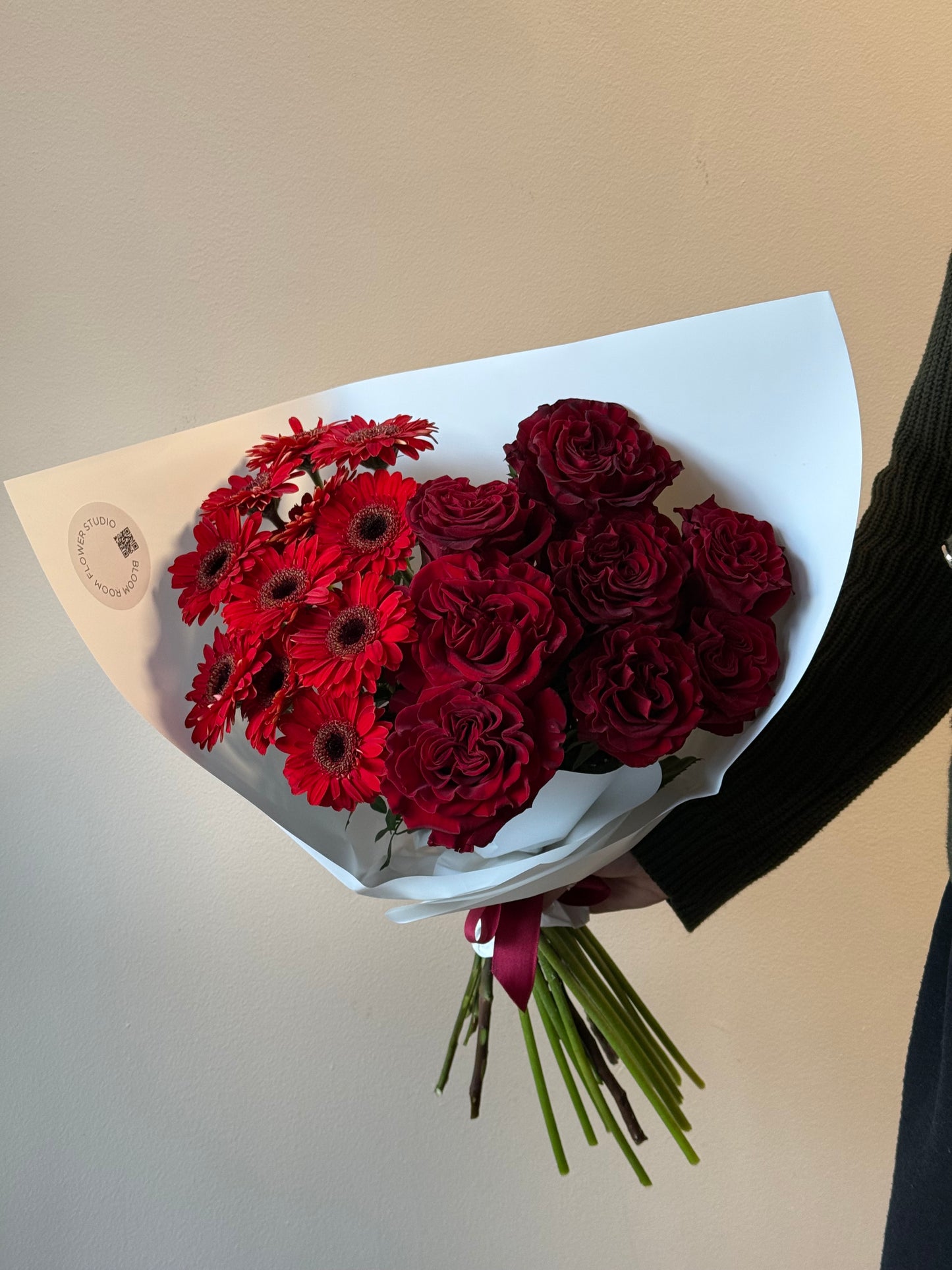 Südamekujuline lilleseade punaste rooside ja gerberatega | Цветочная композиция в форме сердца из красных роз и гербер | Heart-shaped flower arrangement with red roses and gerberas