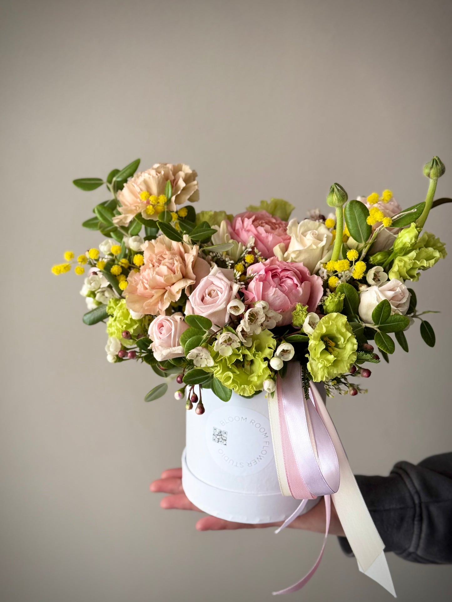 Lilledekoor valges karbis, hellitavad roosid ja värsked lilled | Цветочный букет в белой коробке с розами и свежими цветами | Elegant flower arrangement in a white box with roses and fresh blooms