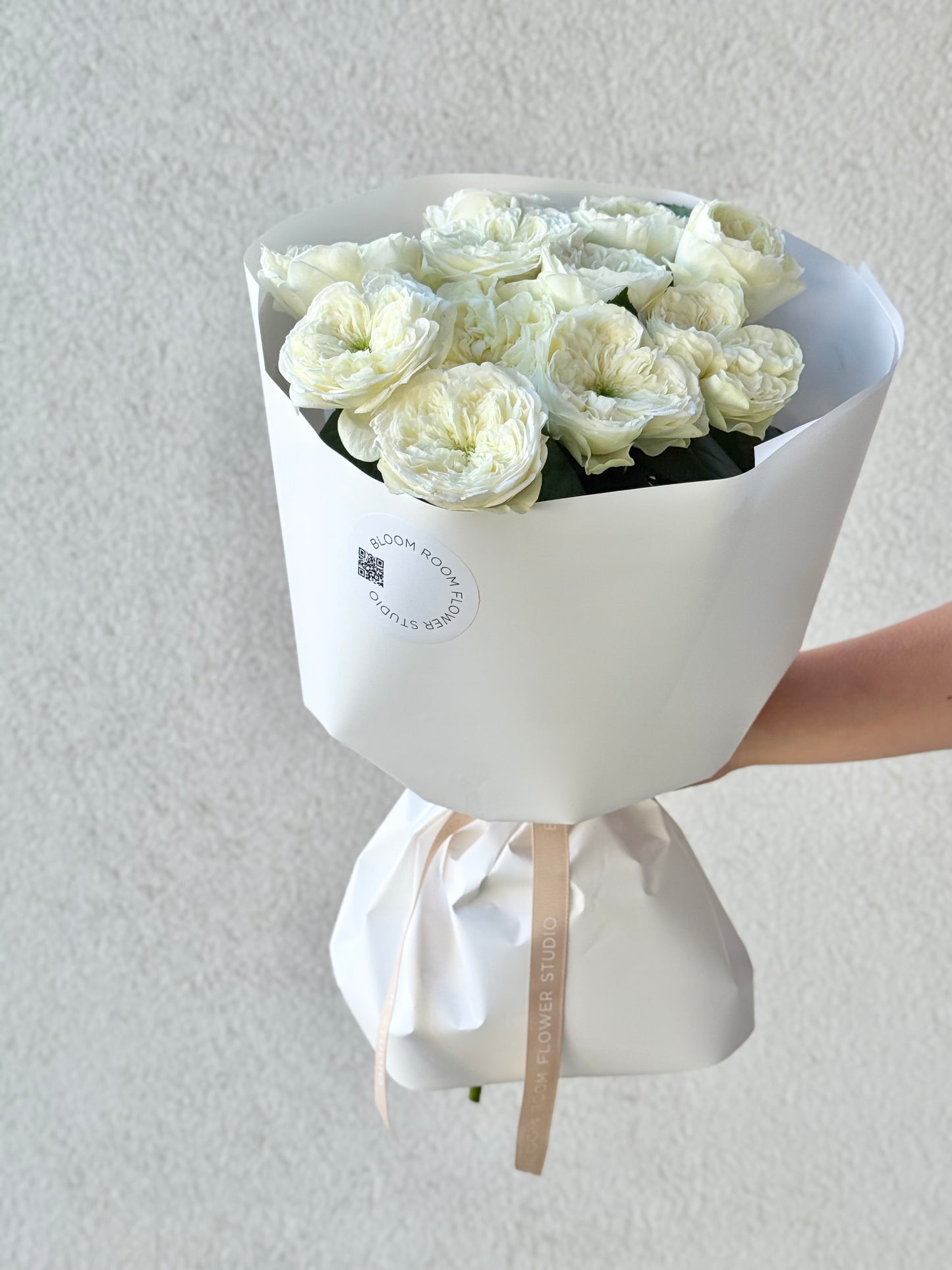 11 "Snow Diamond" roses