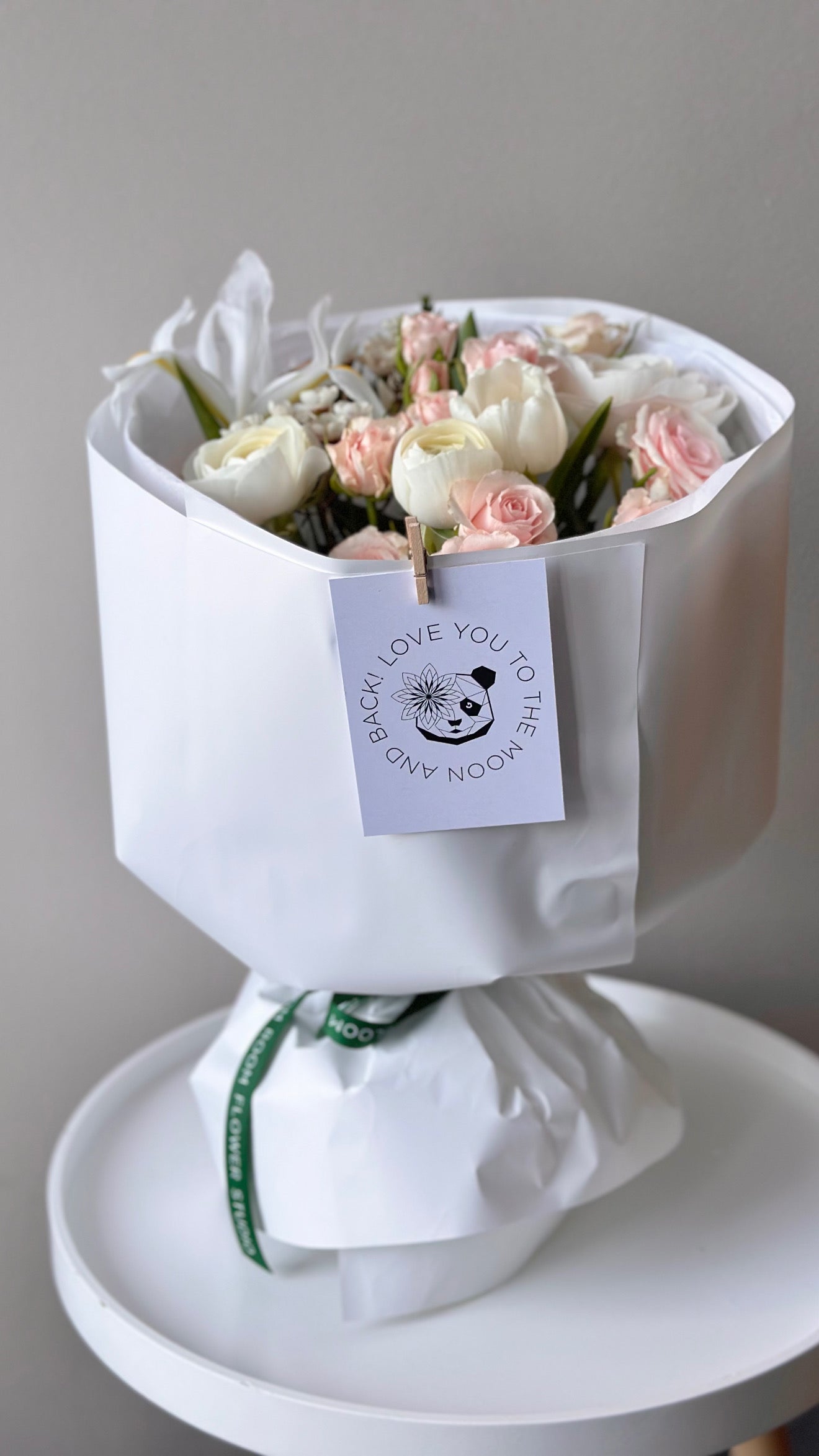 Lilled elegante valges pakendis | Элегантные цветы в белой упаковке | Elegant flowers in white packaging
