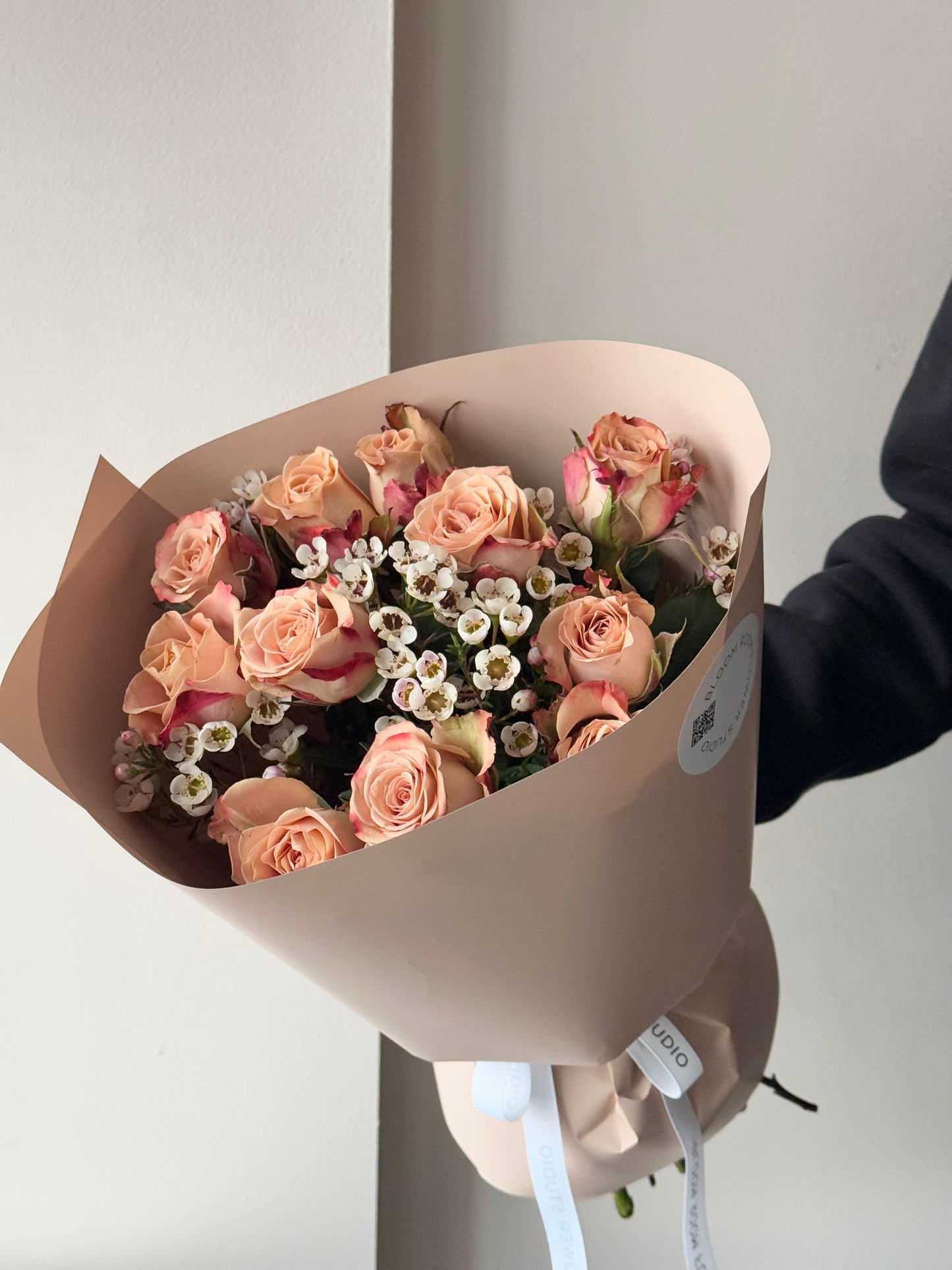 Kapsel rooside kimp vahakukkadega | Букет роз с восковыми цветами | Bouquet of cappuccino roses with wax flowers
