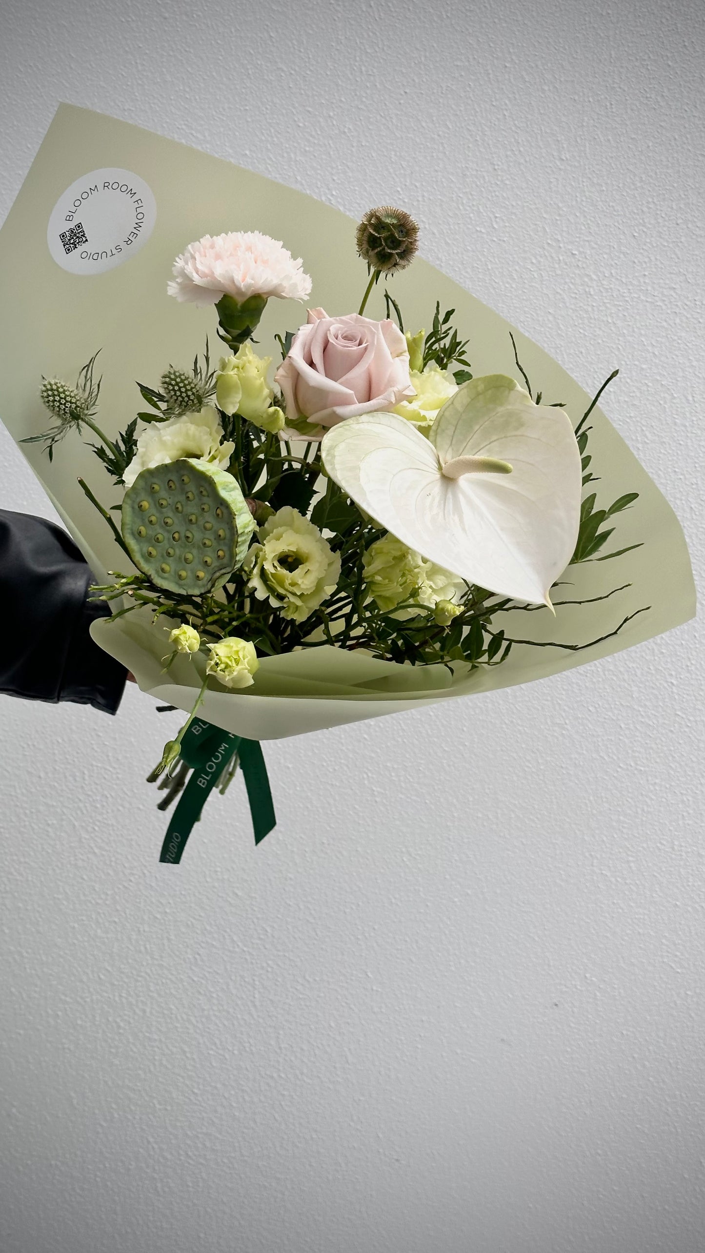Pastel lillepidu valge anthurium, koorevärvi dianthus, roheline eustoma, Menta roos | Пастельный букет белый антюриум, кремовый диантус, зеленая эустома, роза Мента | Pastel midi bouquet white anthurium, crème dianthus, green Eustoma, Menta Rose