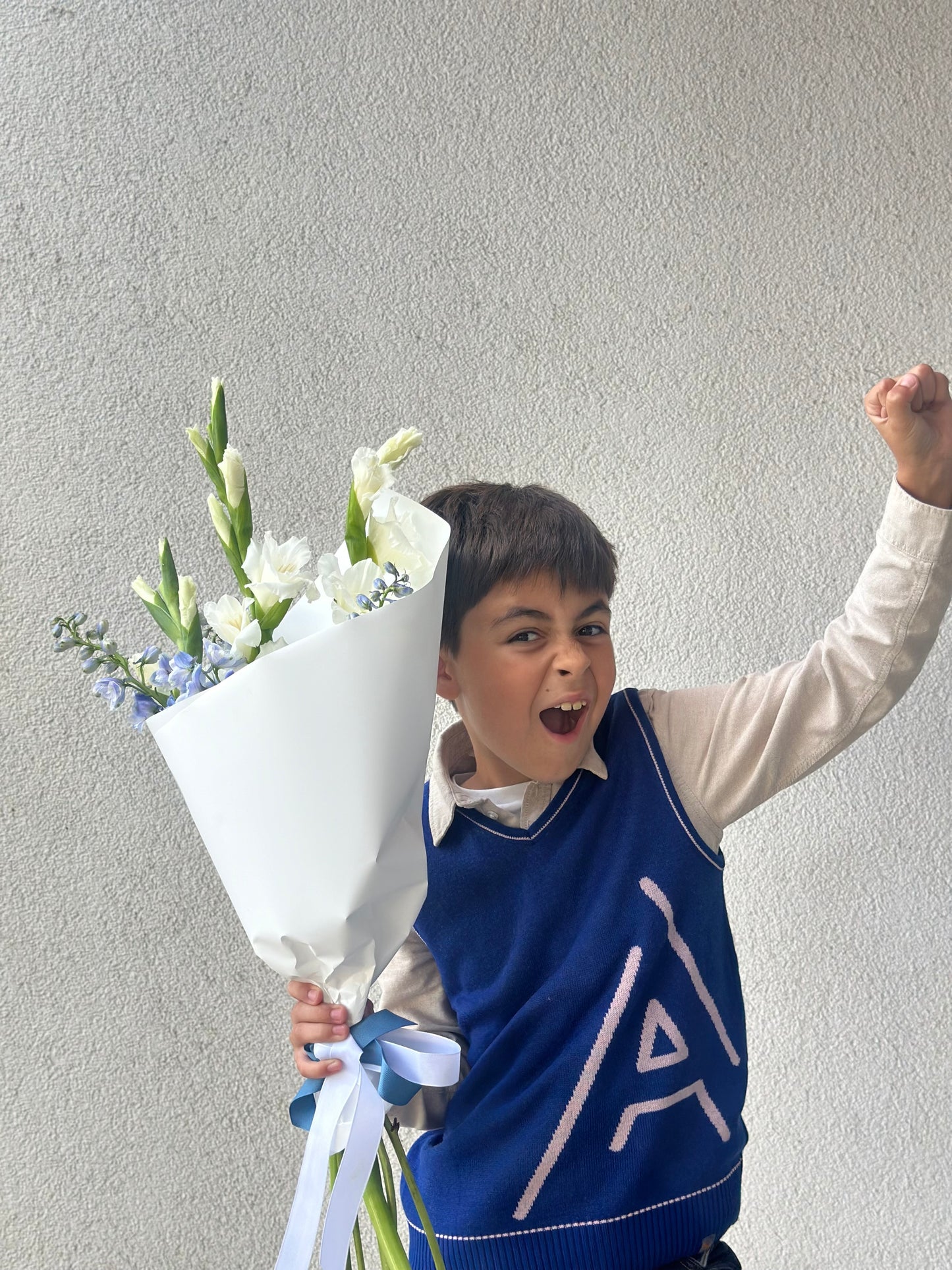 Kaks toredat lilled poisi kätes, kes rõõmsalt tervitab | Мальчик с цветами в руках радуется | Happy boy holding flowers.