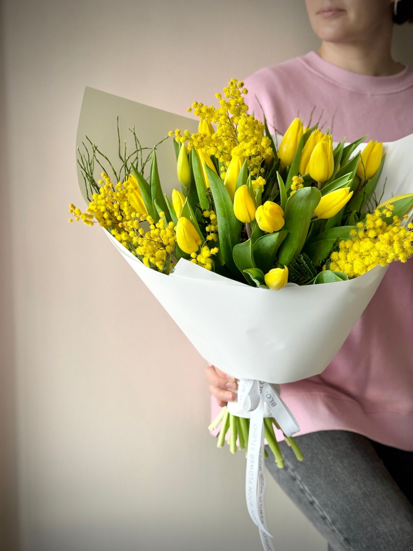 Kollased nartsissid ja mimosad luksuslikus kimpus | Жёлтые тюльпаны и мимозы в роскошном букете | Yellow tulips and mimosas in a luxury bouquet