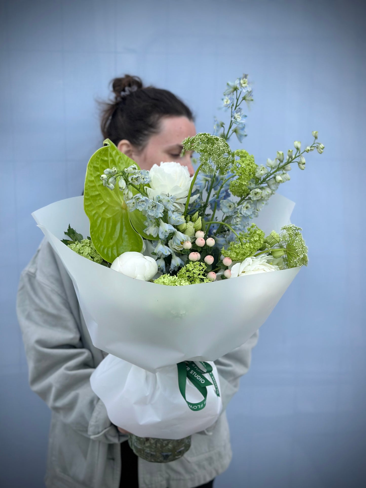 Eksootiline kimp, mis sisaldab anthuriumit, valgeid pojenge, delphiniumit, ja eustomat | Экзотичный букет с антуриумом, белыми пионами, дельфиниумом и эстомой | Exotic bouquet featuring anthurium, white peonies, delphinium, and eustoma.