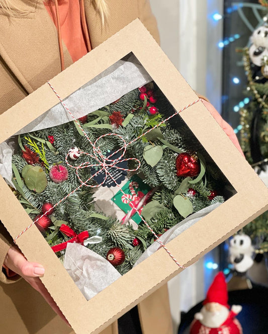 Christmas wreath with gift box – BloomRoom.ee, värsked lilled Tallinnas