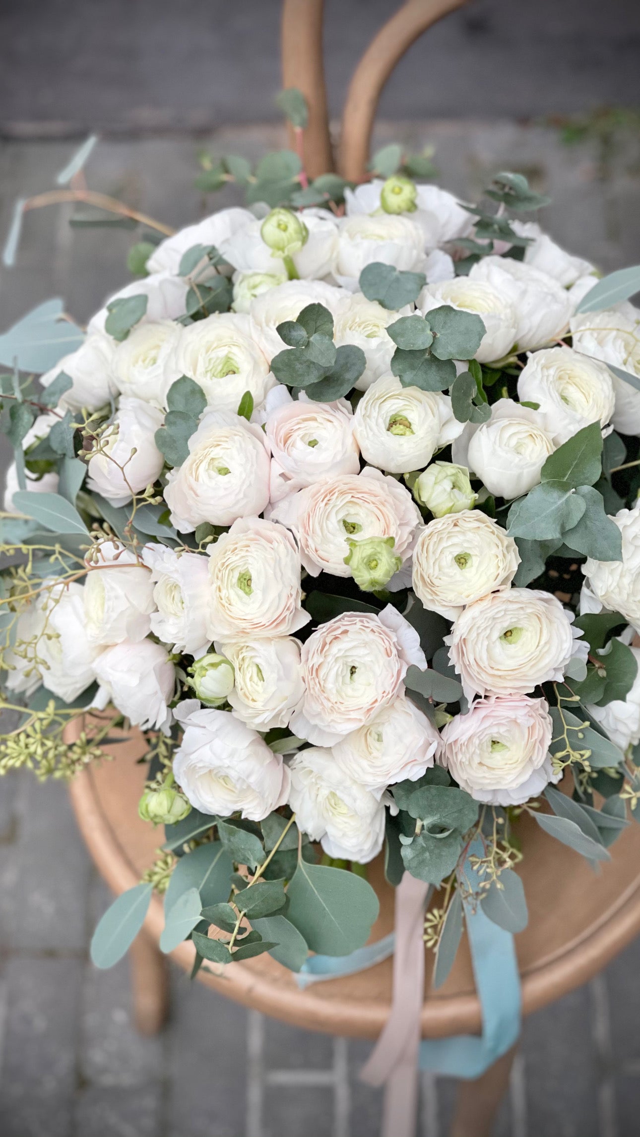 Üksik ranunkuluste ja eukalüptide kimp luksuslikele kingitustele | Роскошный букет ранункулюсов и эвкалипта для подарков | Stunning ranunculus and eucalyptus bouquet for luxury gifts