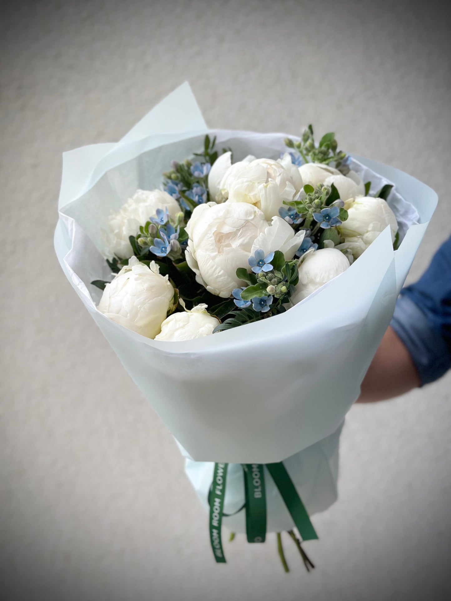 Valge pionide ja siniste oksipetaluumi kimp | Букет белых пионов с синим оксипеталумом | White peony and blue oxypetalum bouquet
