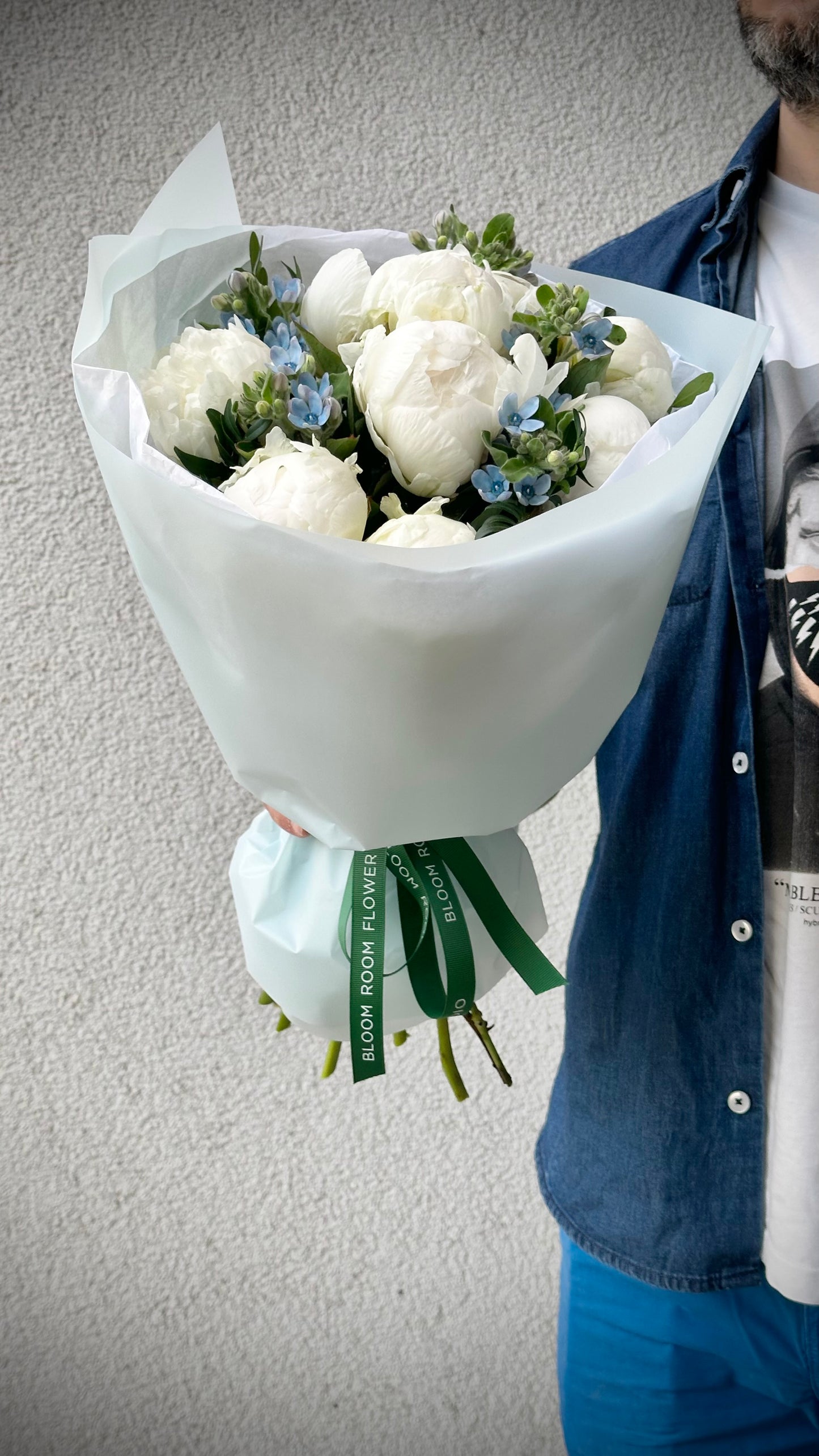 Valge rooside kimp siniste õitega | Букет белых роз с синими цветами | White rose bouquet with blue flowers