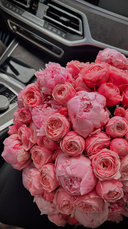 WOW Bouquet with Sarah Bernard Peonies and Silvia Pink spray roses – BloomRoom.ee, свежие цветы в Таллине