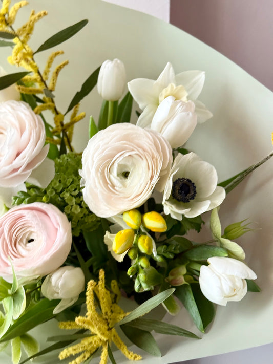 “Oops, I Bloomed Again” Art Bouquet – BloomRoom.ee, свежие цветы в Таллине