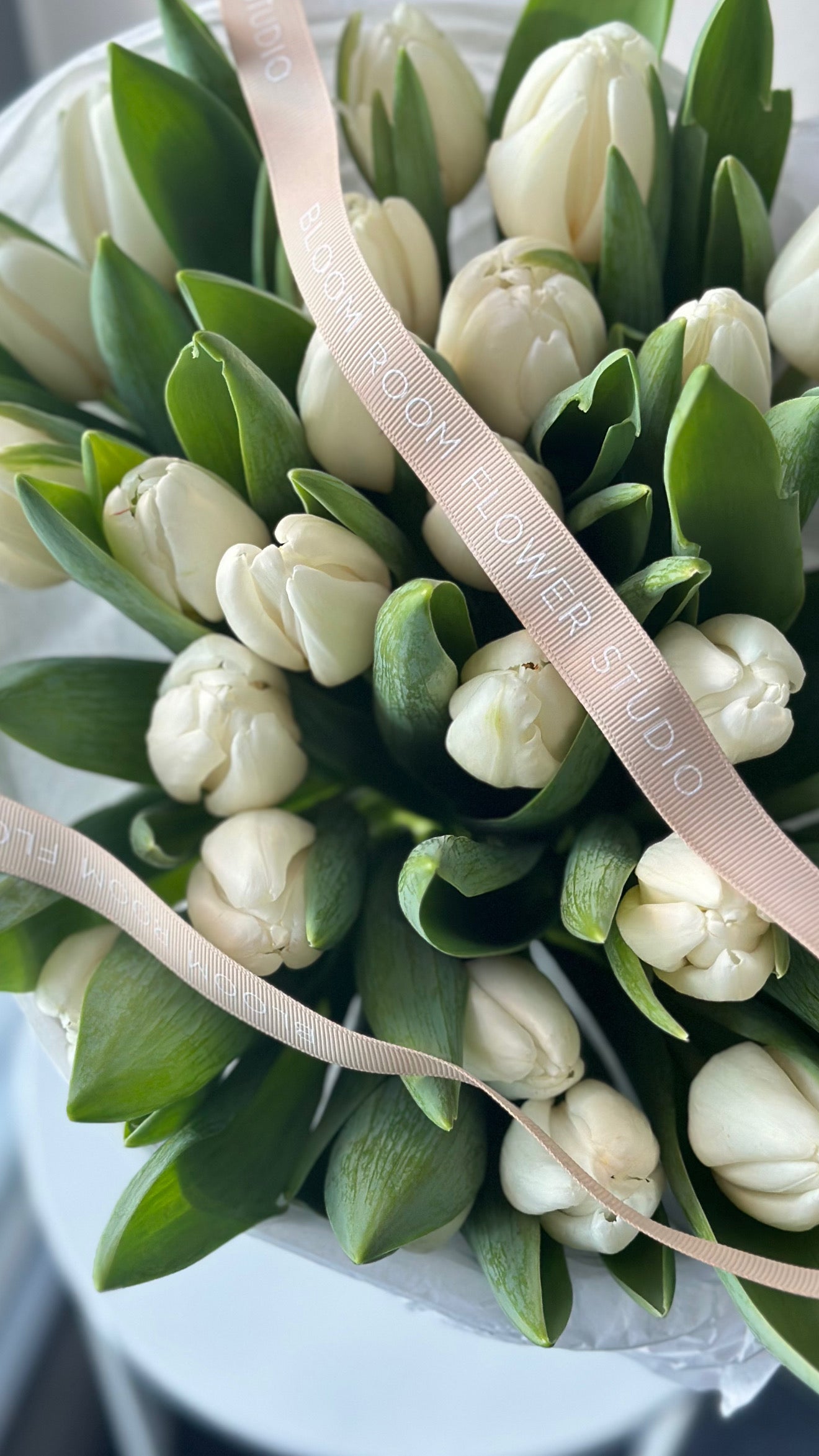 Valge tulbi kimp 25 tükki luksuslikuks kingituseks | Люксовый букет из 25 белых тюльпанов | Luxury bouquet of 25 white tulips