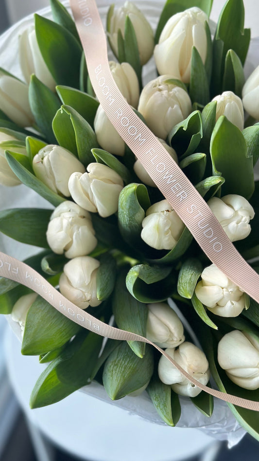 Mono Bouquet of 25 items of White tulips – BloomRoom.ee, värsked lilled Tallinnas
