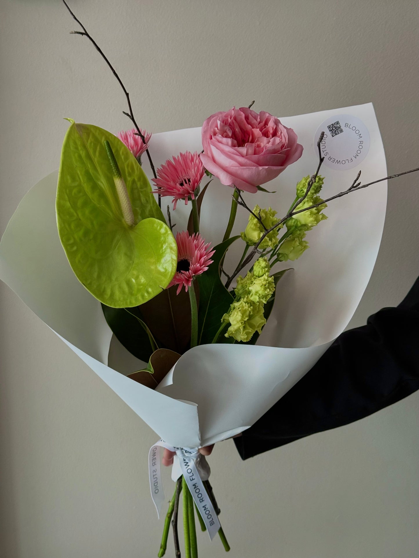 Roheline anthurium, roosa gerbera, magnoolia lehed, roosa aedroos | Зеленый антуриум, розовая гербера, листья магнолии, розовая садовая роза | Green anthurium, pink gerberas, magnolia leaves, pink garden rose