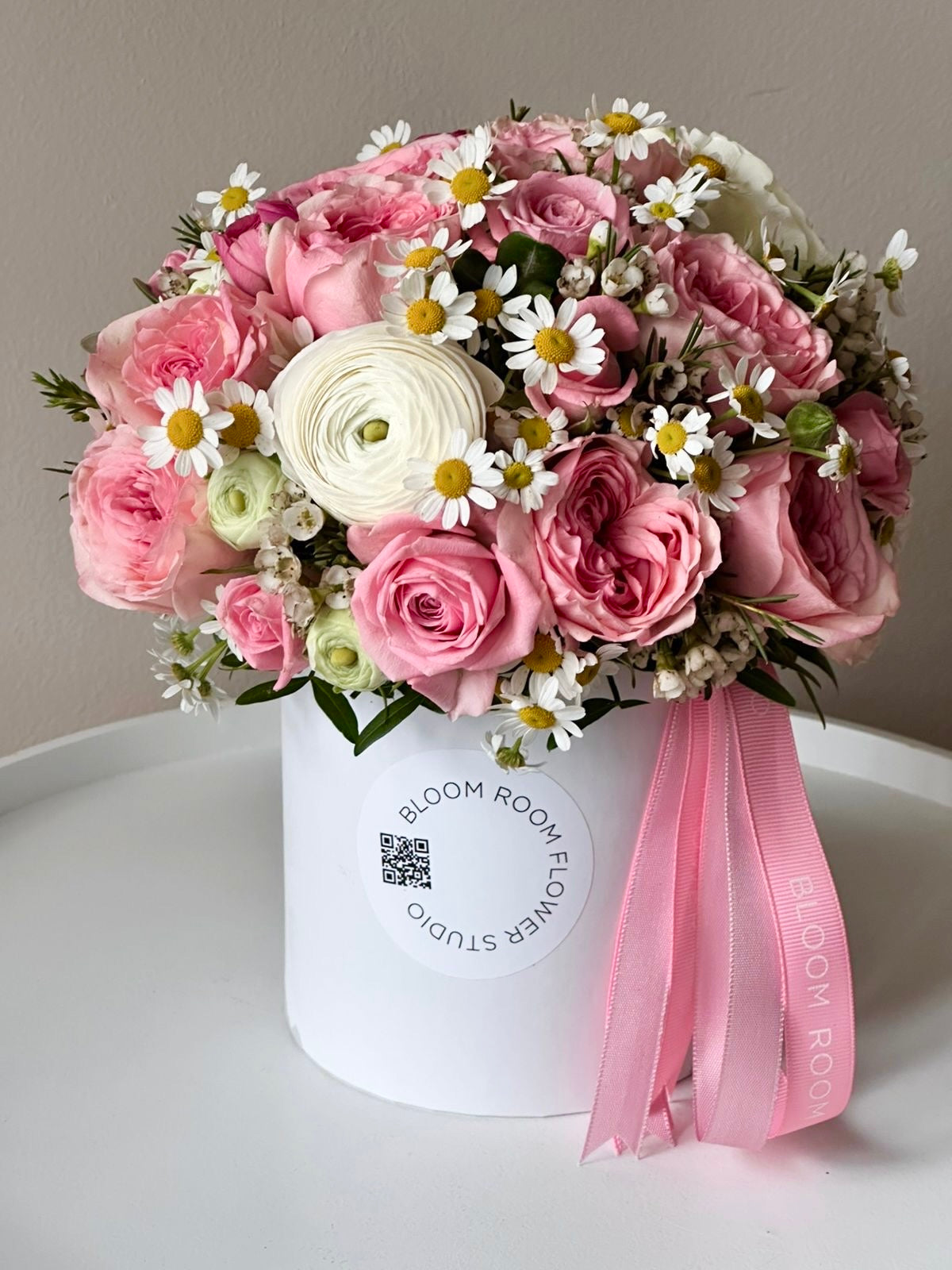 Roosa lillekimp kauni lillekarbi sees | Немного розовых цветов в стильной коробке | Pink flower bouquet in stylish box