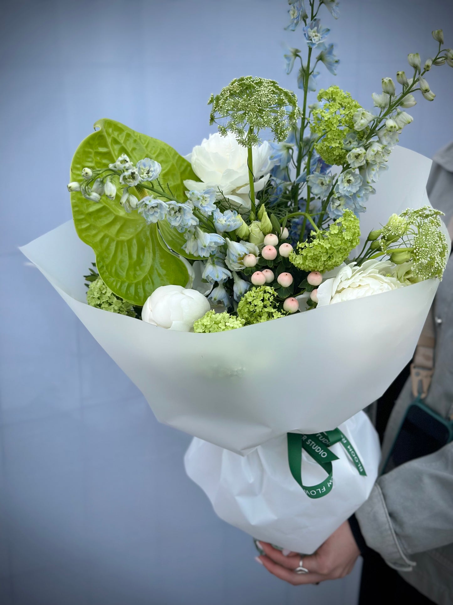Eksootiline kimp, millel on antruurium, valged pojengid, hüperikum, viburnum, delphinium ja eustoma | Экзотический букет с антуриумом, белыми пионами, гиперикумом, вибрунумом, делфиниумом и эустомой | Exotic bouquet featuring anthurium, white peonies, hypericum, viburnum, delphinium, and eustoma