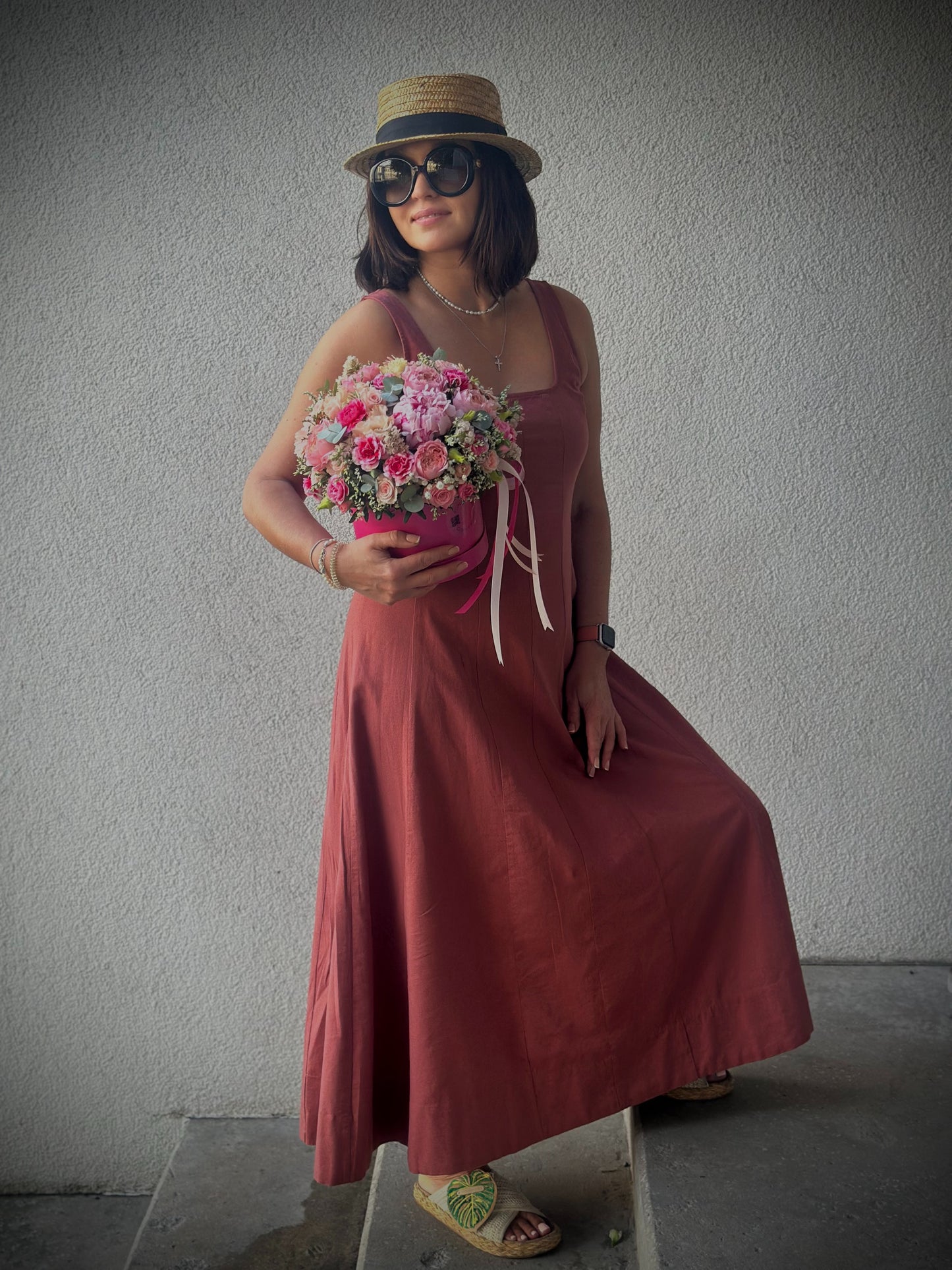 Kaunis naine roosas kleidis, kandmas lillekimbu. | Красивый женщина в розовом платье с букетом цветов. | Beautiful woman in a pink dress holding a flower bouquet.