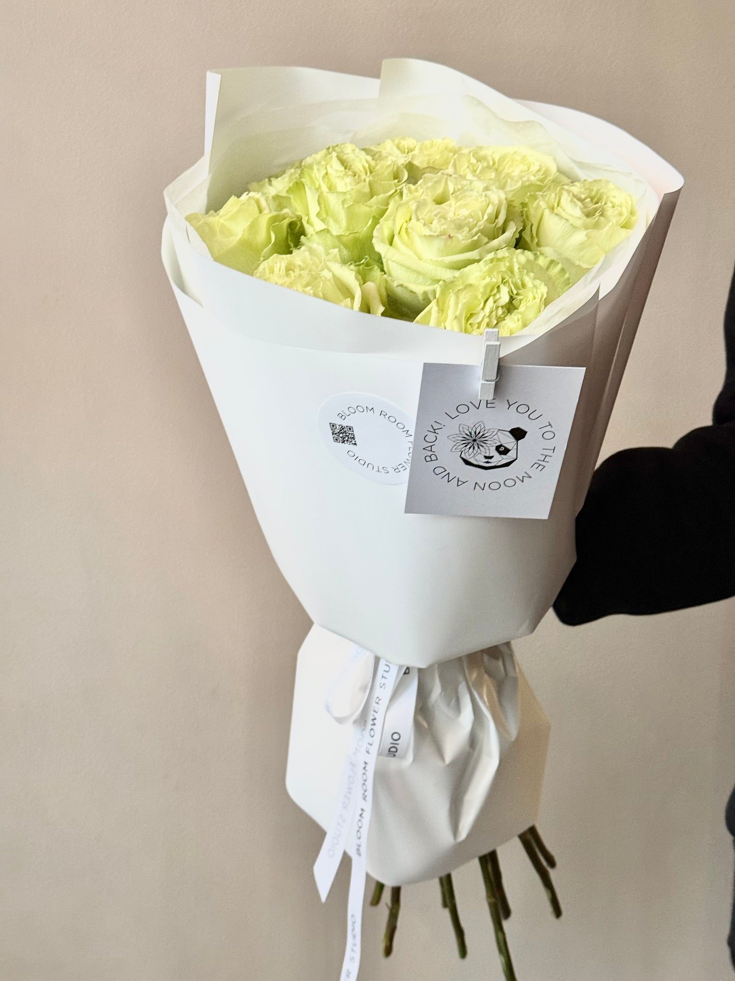 Kvaliteetsed laimirohelised roosid valges lillebuketis | Качественные лимонно-зеленые розы в белом букете | Premium lime green roses in a white bouquet