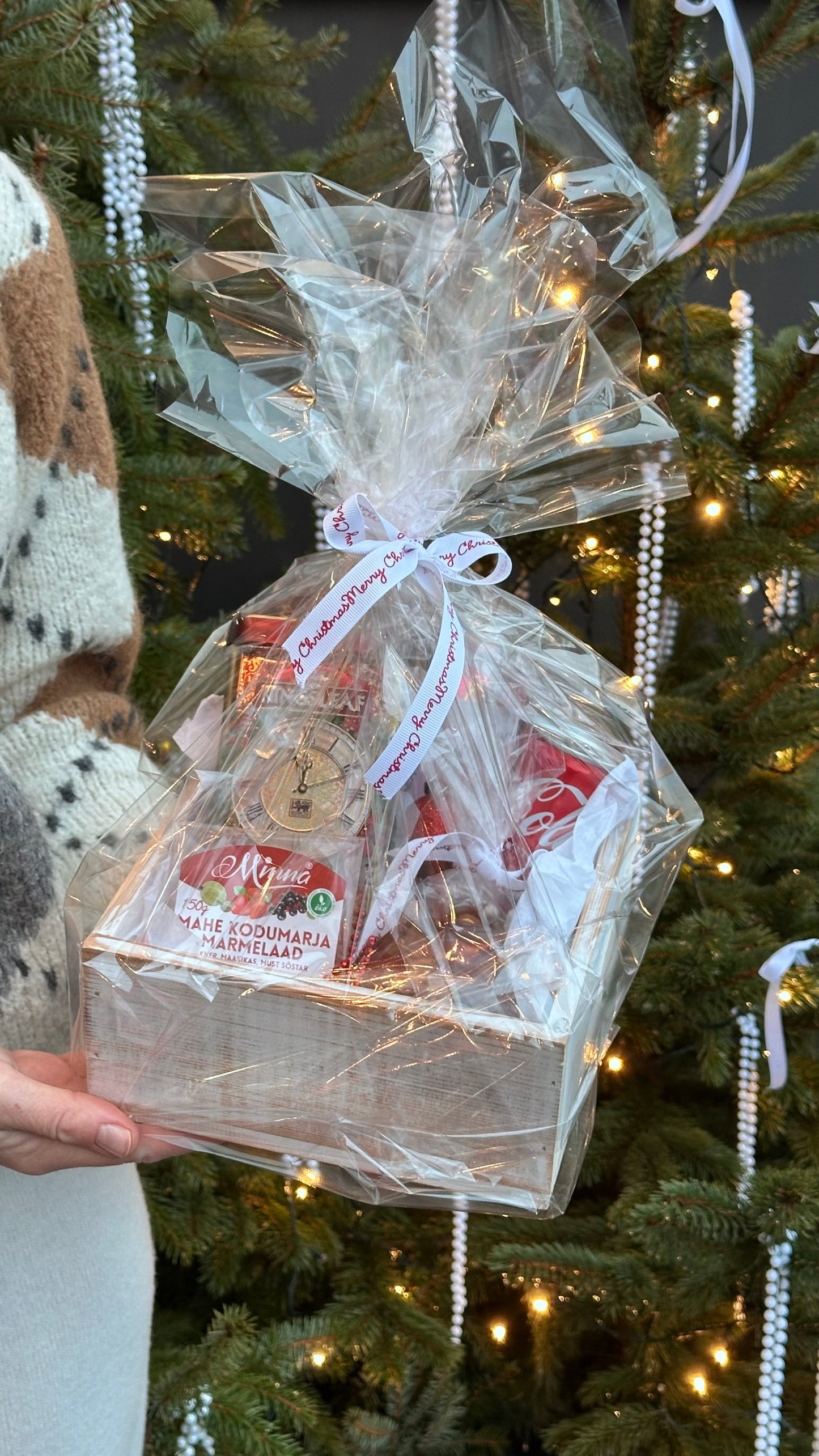Puitkast, kus on Santa kingitused nagu Coca Cola, tee, juust, kommid ja martsipan | Деревянная коробка с подарками от Санты, включая Кока-Колу, чай, сыр, конфеты и марципан | Wooden box with Santa gifts like Coca Cola, tea, cheese, candies, and marzipan