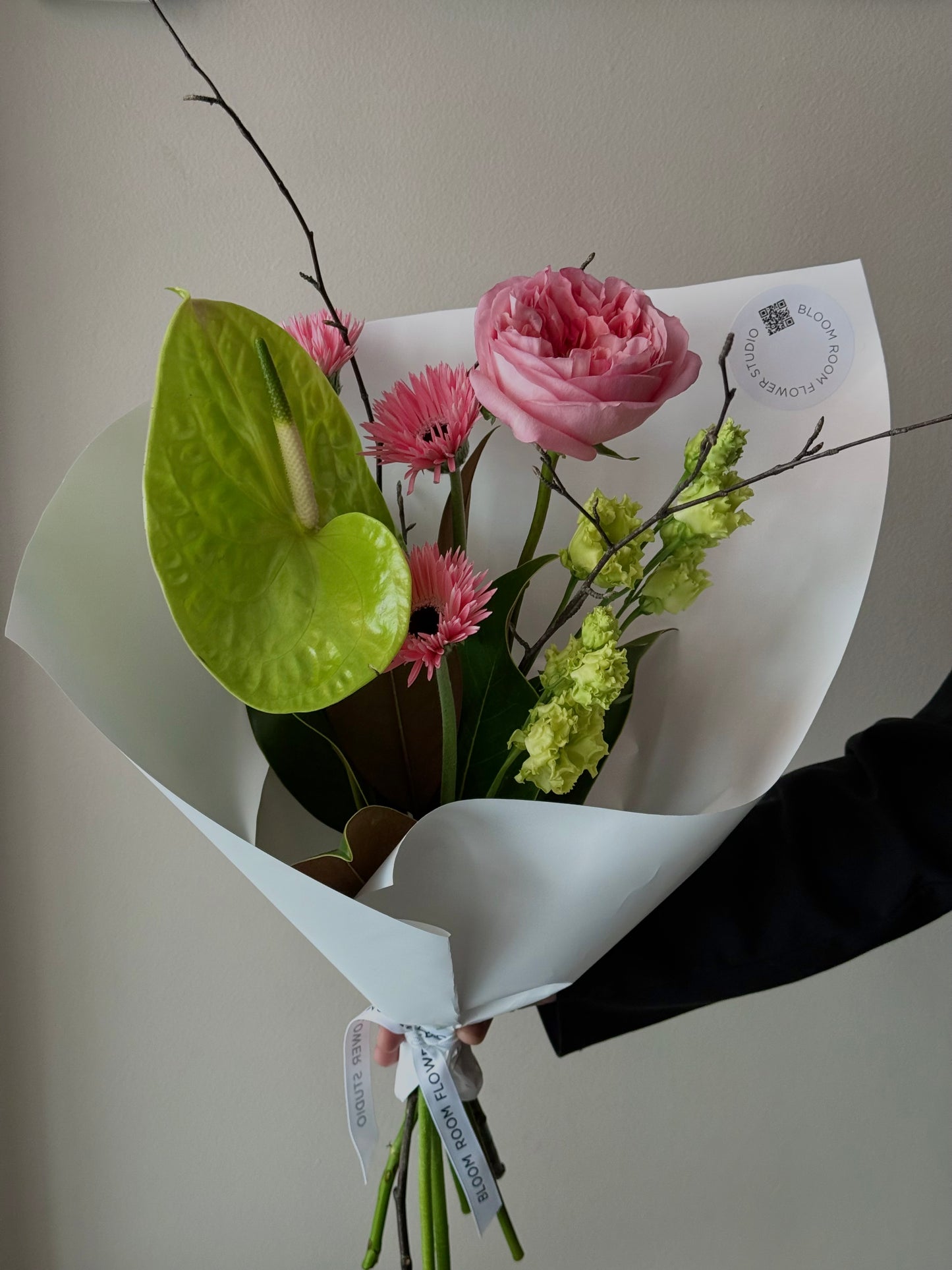 Roheline anthurium, roosa gerbera, magnoolialehed, roosa aedroos | Зеленый антуриум, розовая гербера, листья магнолии, розовая садовая роза | Green anthurium, pink gerberas, magnolia leaves, pink garden rose