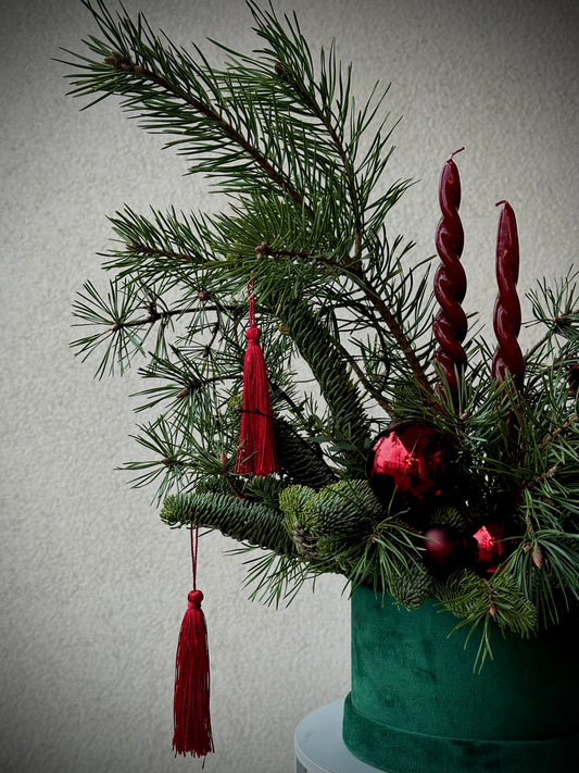 “Bordeaux Christmas” in velvet green box with candles – BloomRoom.ee, värsked lilled Tallinnas