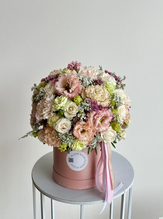 Midi Bloom Box «Creme de la Creme» – BloomRoom.ee, värsked lilled Tallinnas