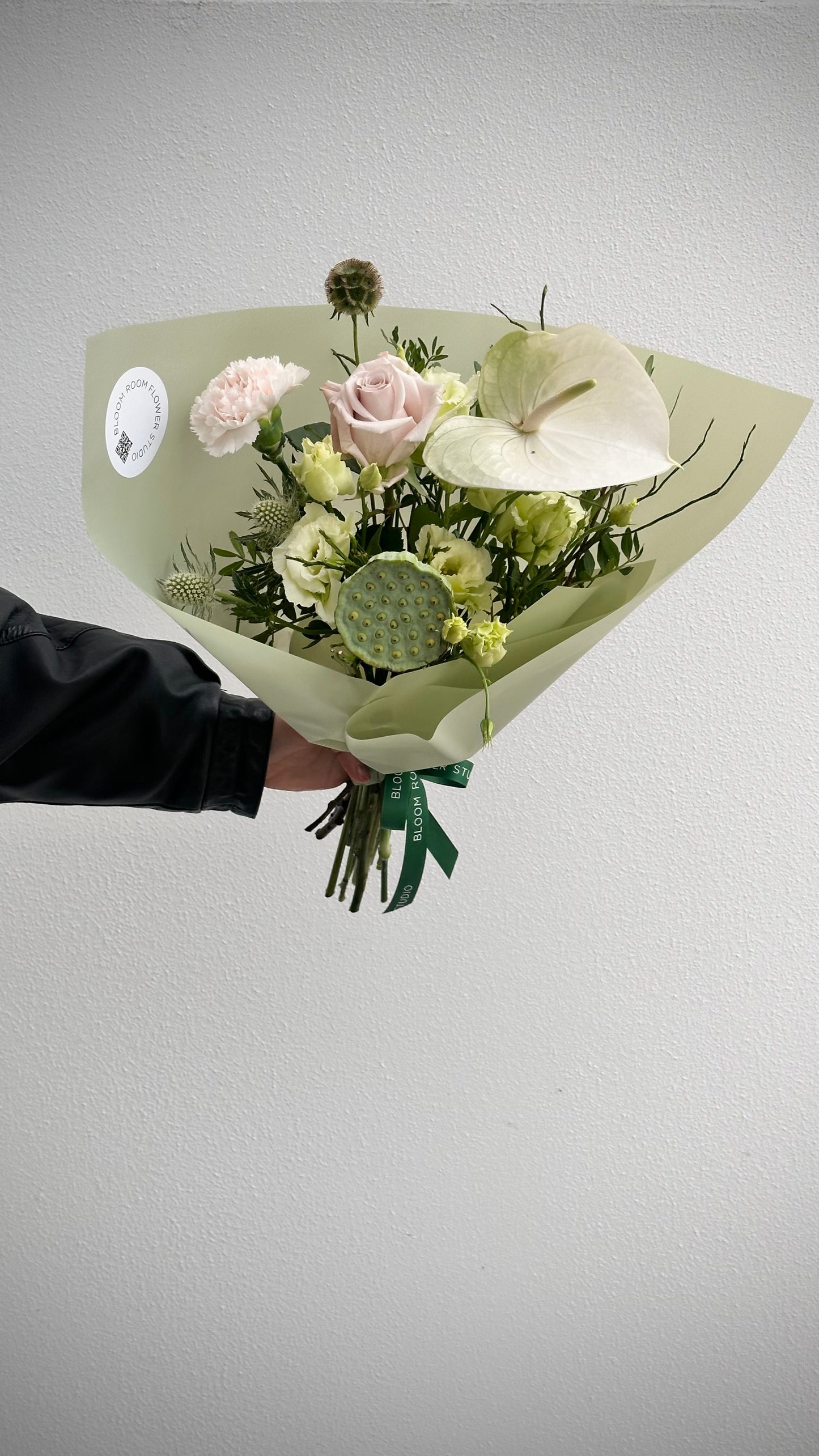 Pastel midi lilleseade, valge anthurium, roosa roos | Пастельный средний букет, белый антуриум, розовая роза | Pastel midi flower bouquet, white anthurium, pink rose