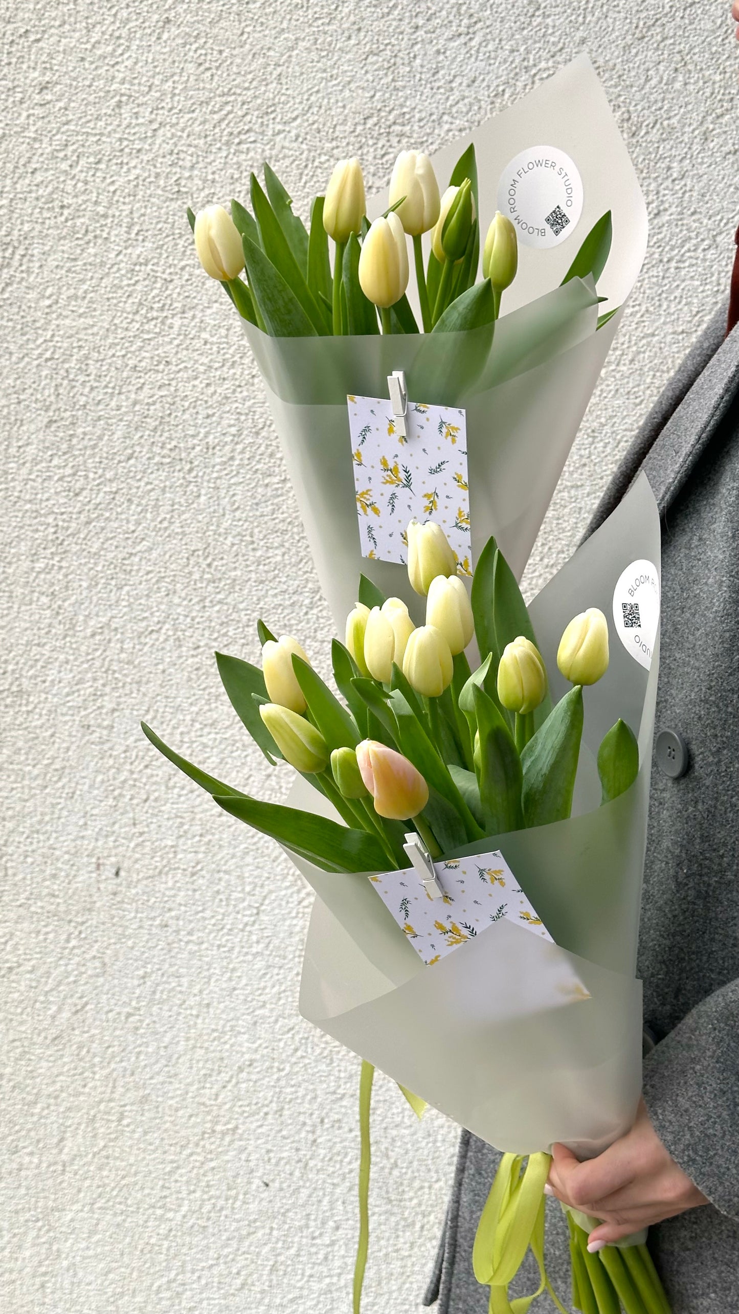 Valged liiliad kaunites pakendites | Белые тюльпаны в элегантной упаковке | Elegant white tulips in stylish packaging