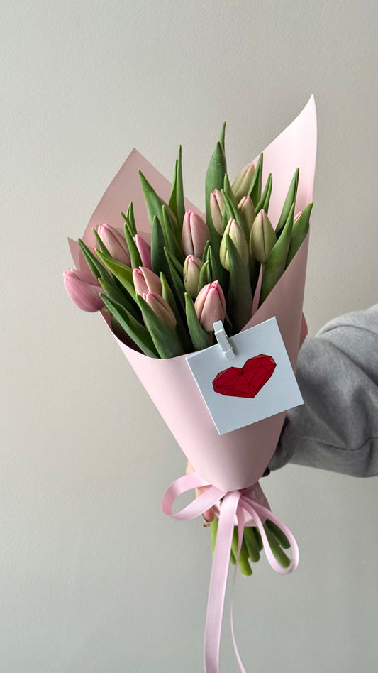 "Kiss me!" with pink Tresor tulips – BloomRoom.ee, fresh flowers in Tallinn