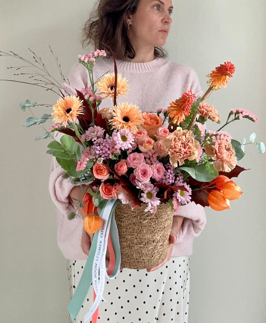 Flower bascet with seasonal bloomers 🧡 – BloomRoom.ee, värsked lilled Tallinnas