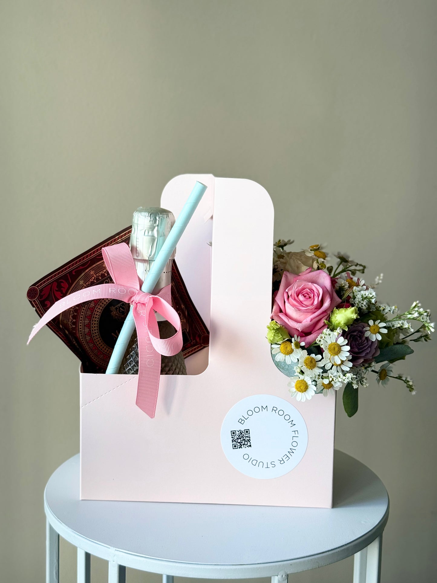 Gift set with flower cocktal, Prosecco and Morocco Premium Chocolate