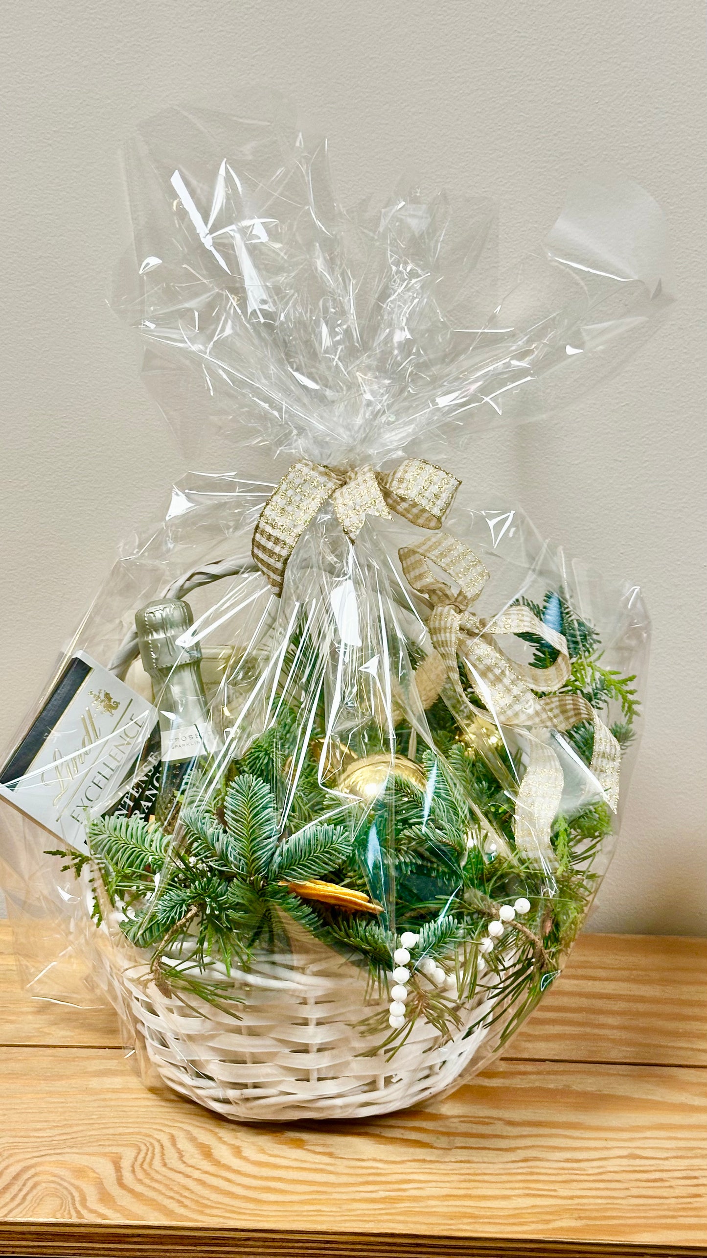 Christmas basket wits Prosecco, Chocolate, Italian candies