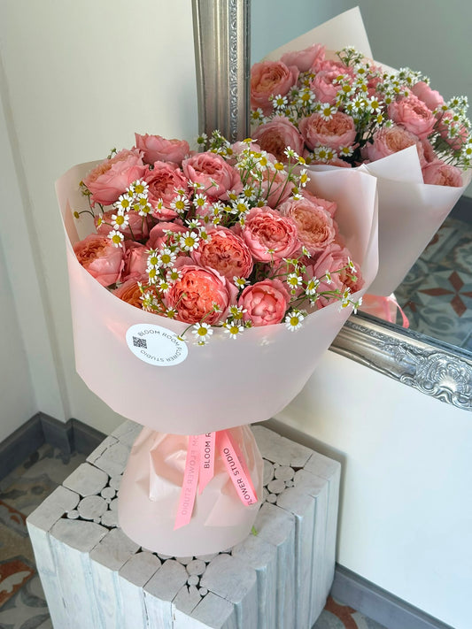 "Julietta” Garden Peony Roses with Daisies – BloomRoom.ee, fresh flowers in Tallinn