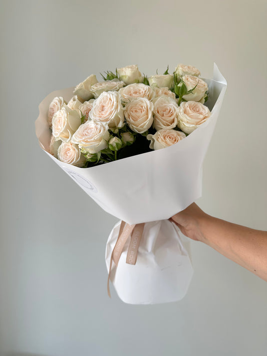 7 “Sofia” Spray roses – BloomRoom.ee, fresh flowers in Tallinn