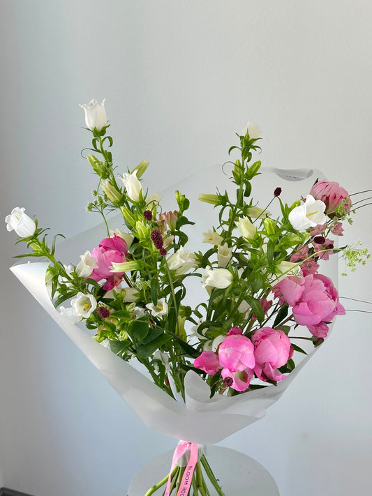 "Flower fountain" Pop up Bouquet – BloomRoom.ee, fresh flowers in Tallinn