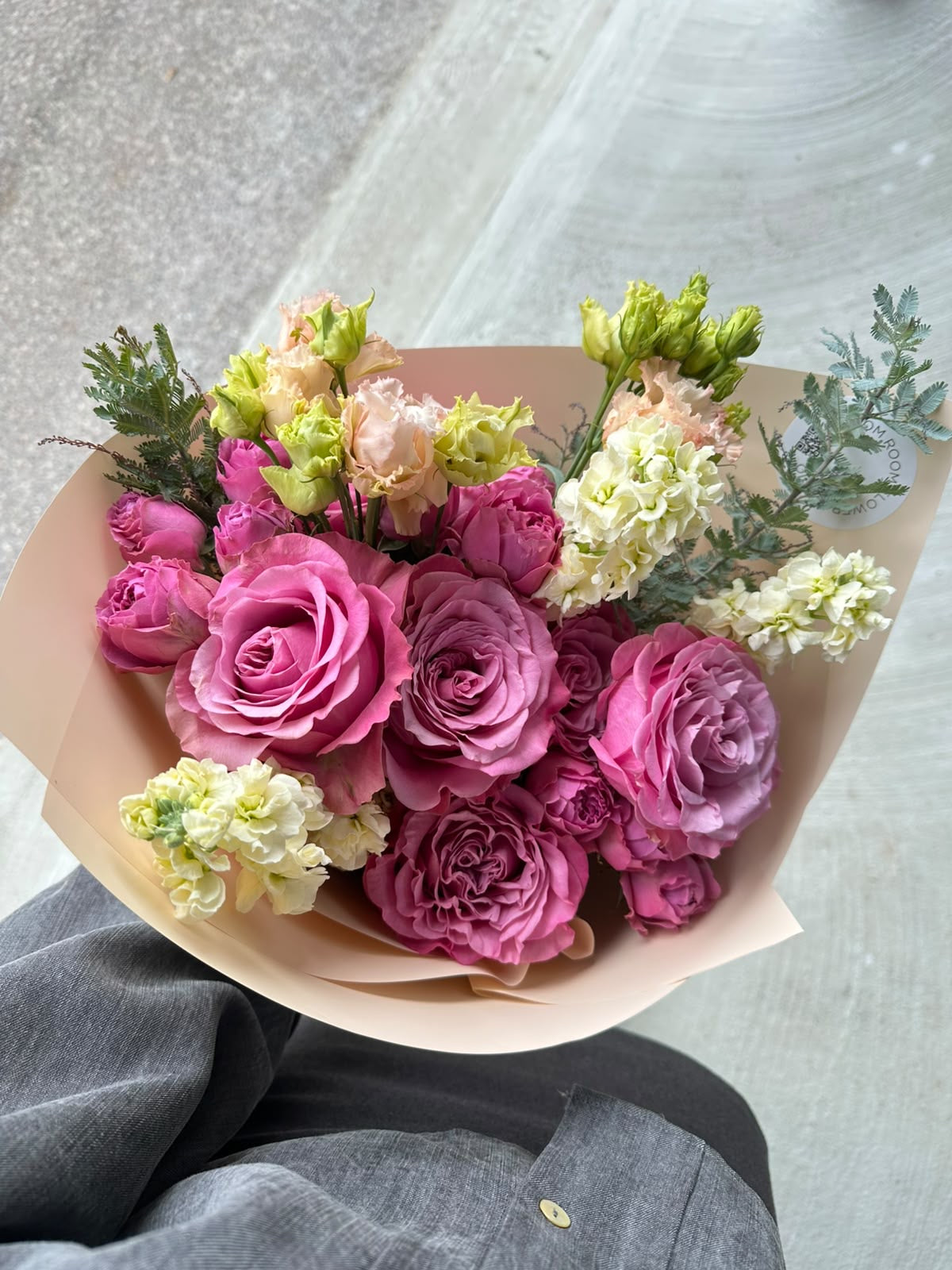„Blooming Love“ kimp roosade Queens Crown rooside, kobarrooside, preeriakella ja levkoiga virsikukarva pakendis
