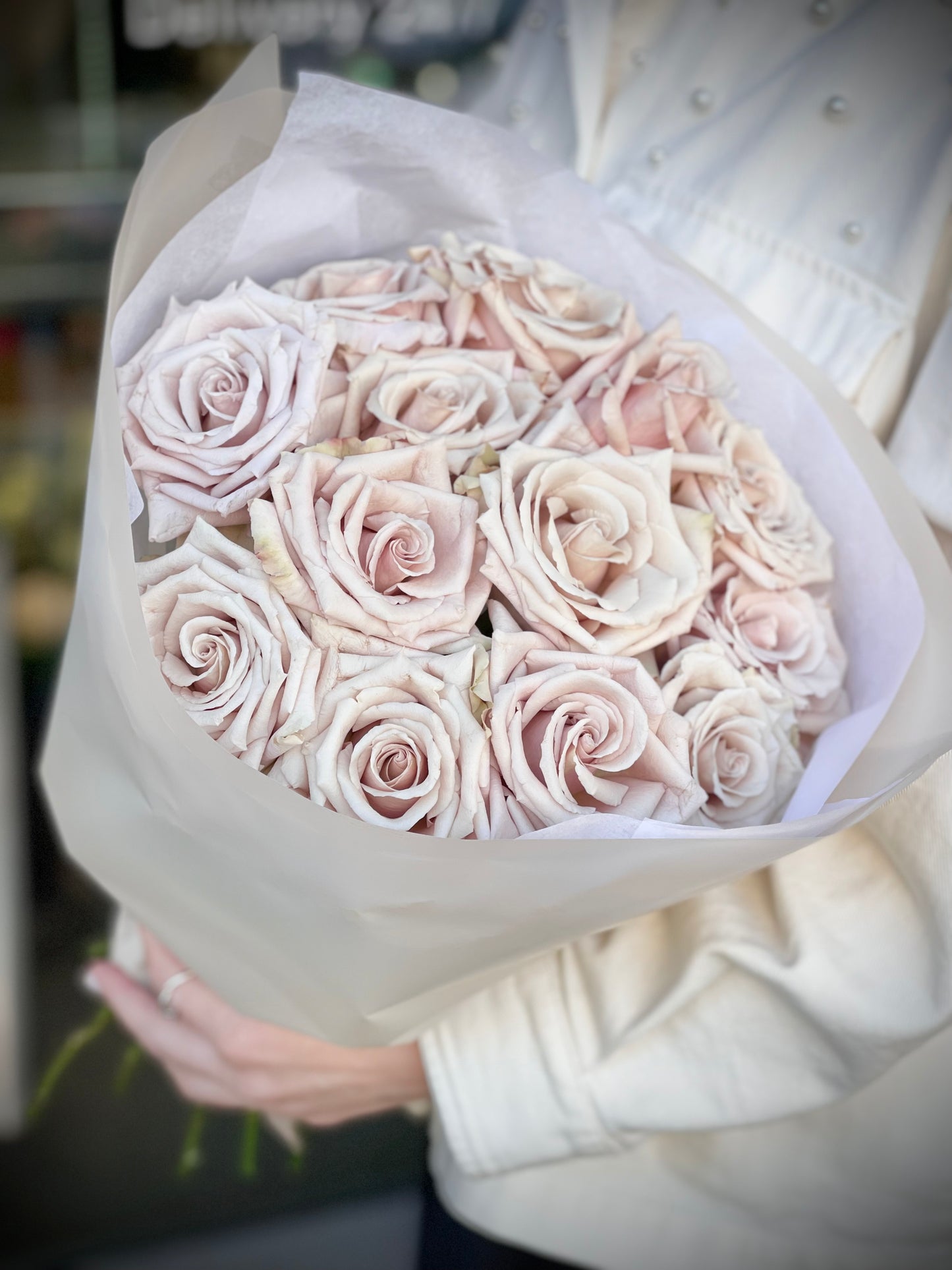 Авторский арт-букет / Signature bouquet by Best Florist in Tallinn includes seasonal flowers wrapped in waterproof paper, tied with branded ribbon, with a sticker and care instructions included.