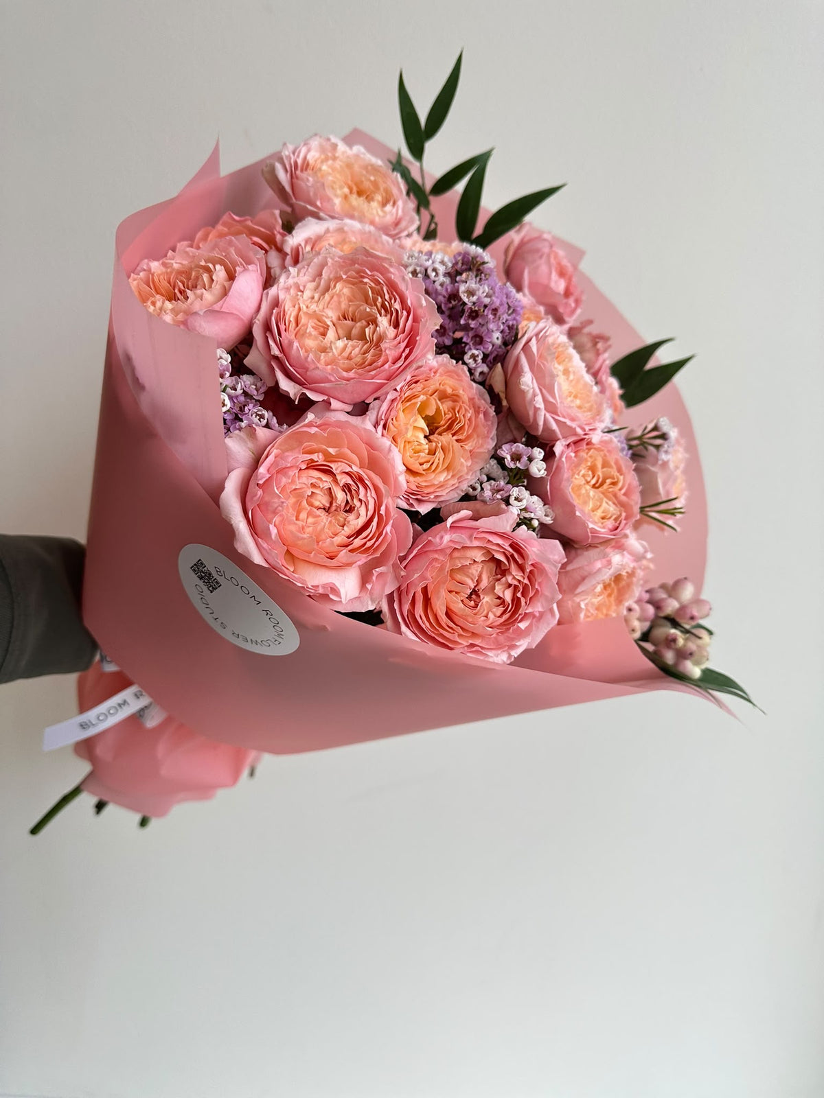 Кустовые розы «Julietta» с wax flower в розовой упаковке