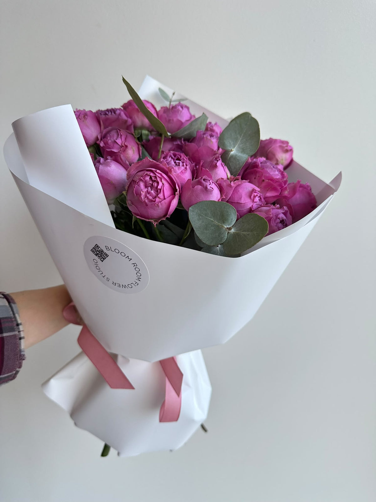 Букет «Lilac Whisper» из сиренево-розовых пионовидных кустовых роз Misty Bubbles с эвкалиптом в белой упаковке