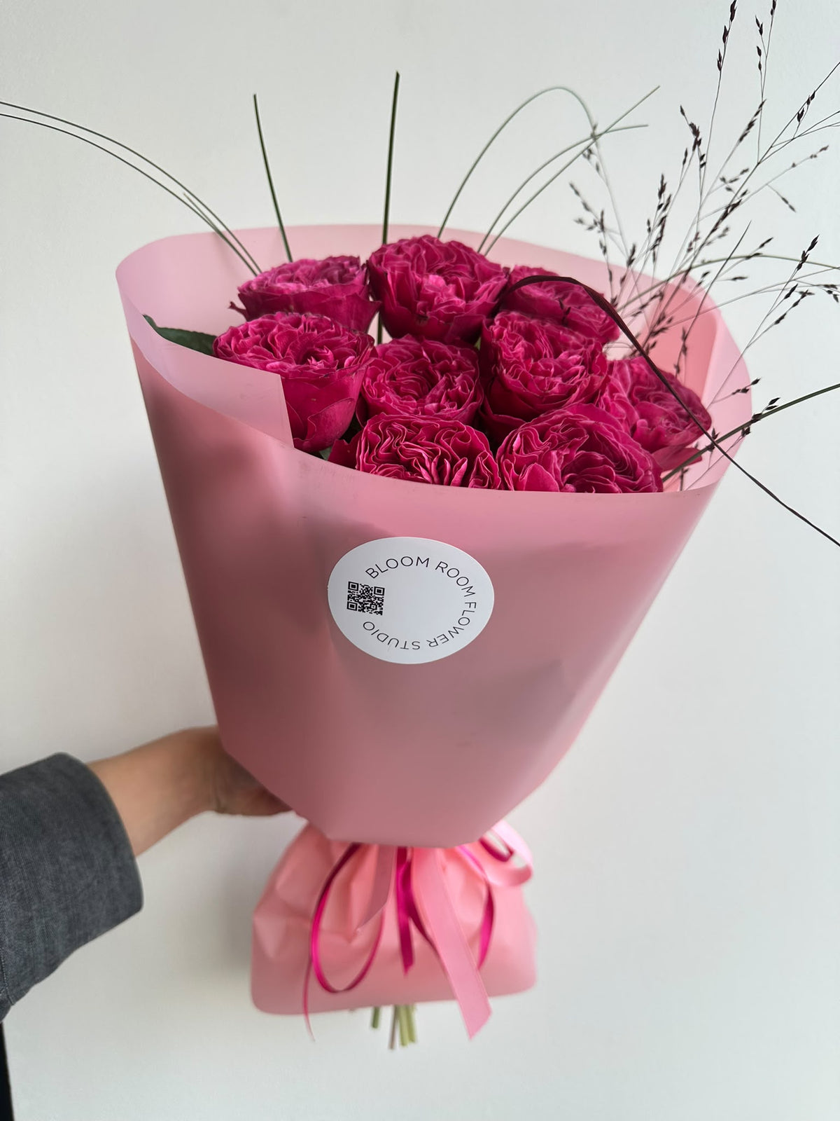 „Ruby Romance“ kimp 9 kirsiroosast Pink’n’Pretty roosist hirsiga roosas pakendis