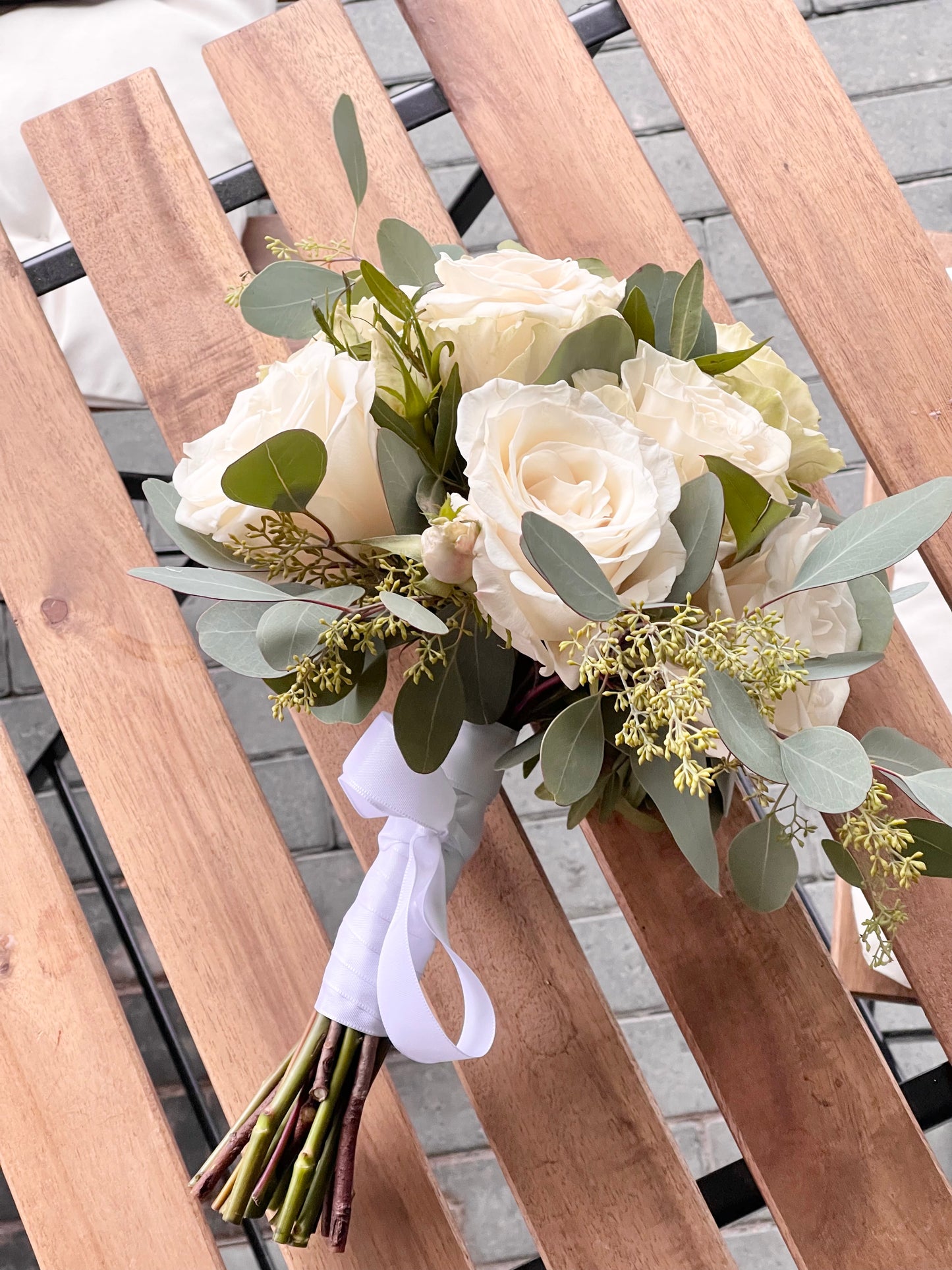 Авторский арт-букет / Signature bouquet by Best Florist in Tallinn includes seasonal flowers wrapped in waterproof paper, tied with branded ribbon, with a sticker and care instructions included.