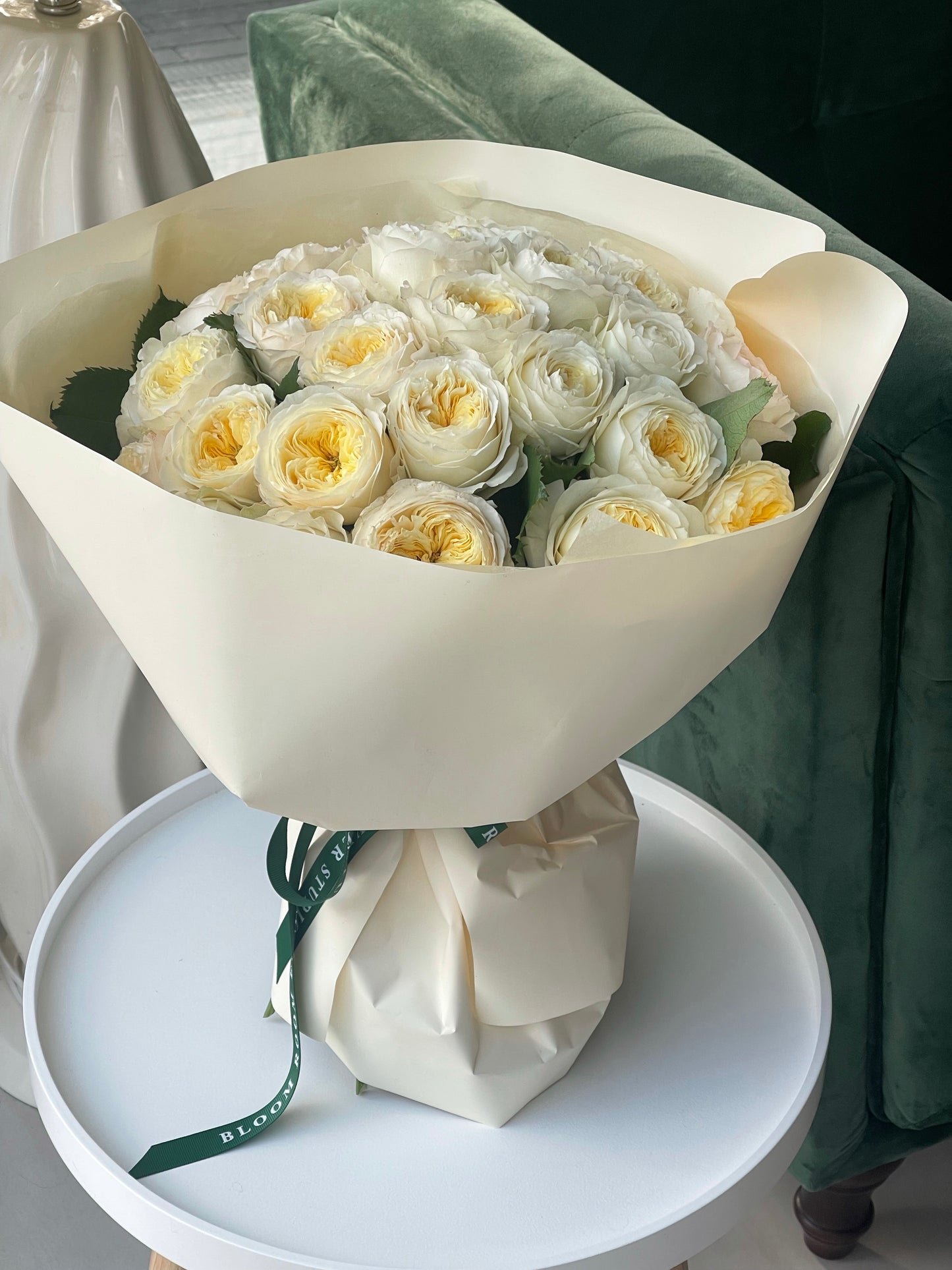 Koheine rooside kimp | Букет из роз | Elegant bouquet of royal park roses in luxurious wrapping