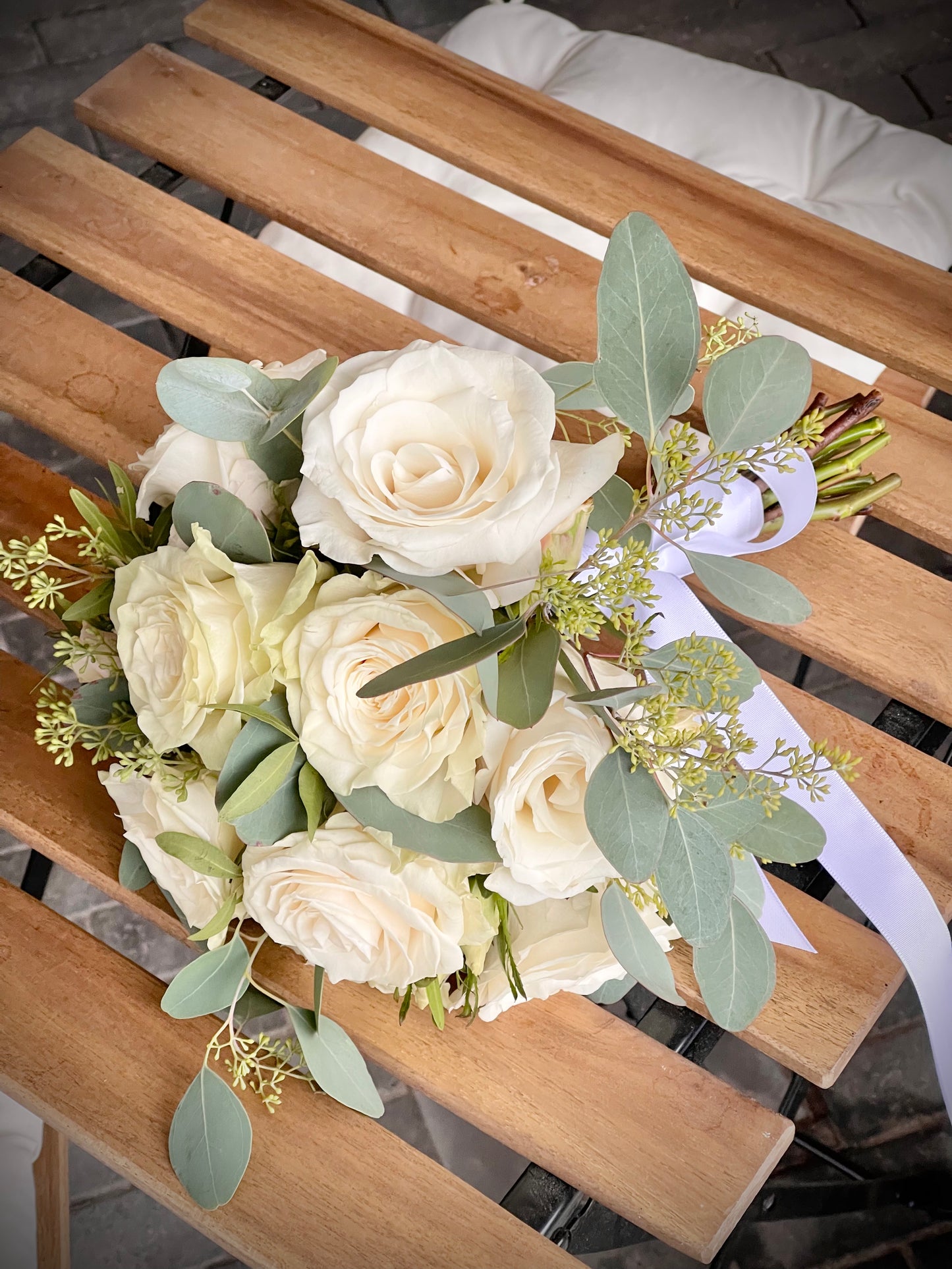 Авторский арт-букет / Signature bouquet by Best Florist in Tallinn includes seasonal flowers wrapped in waterproof paper, tied with branded ribbon, with a sticker and care instructions included.