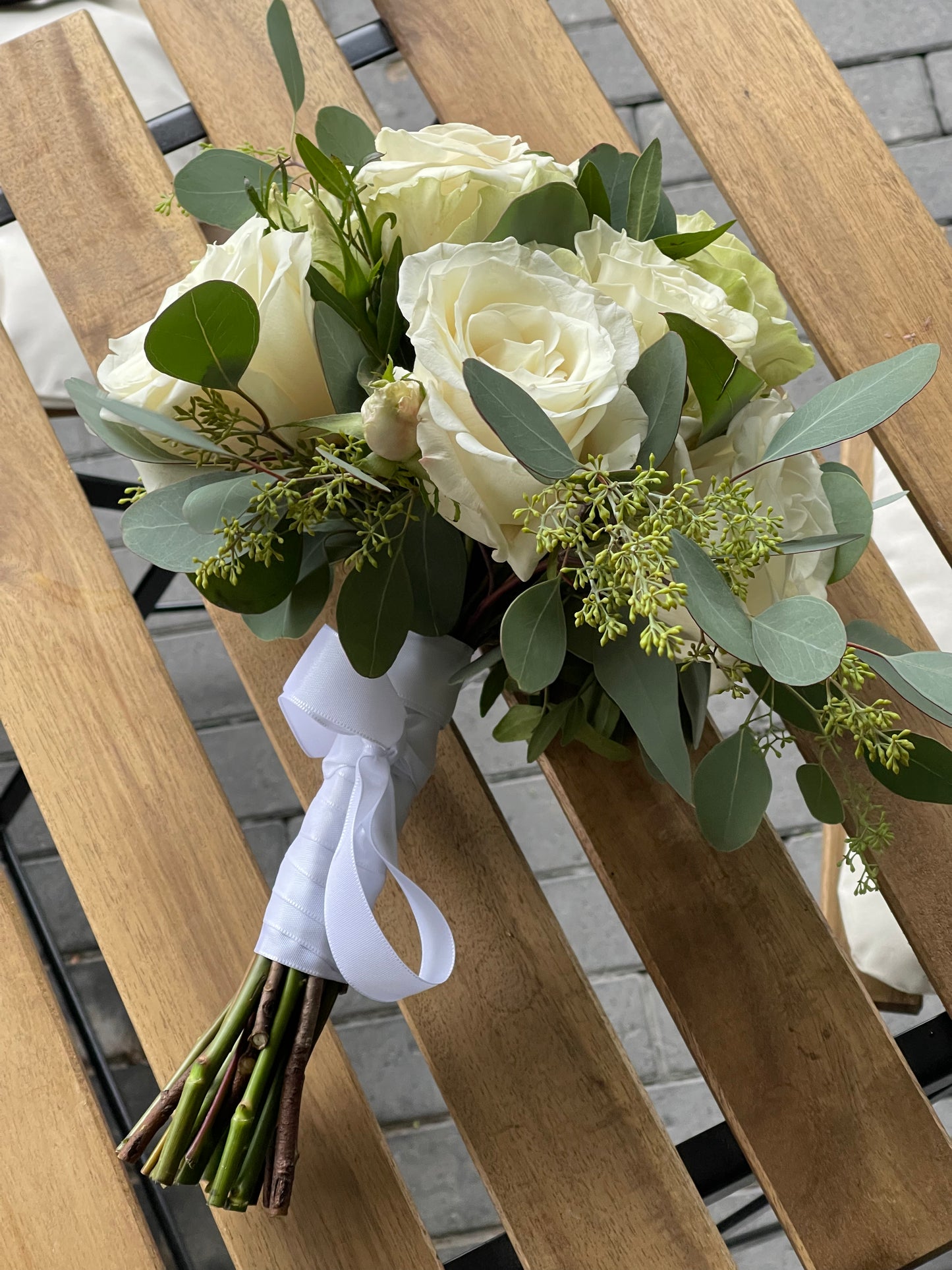 Авторский арт-букет / Signature bouquet by Best Florist in Tallinn includes seasonal flowers wrapped in waterproof paper, tied with branded ribbon, with a sticker and care instructions included.