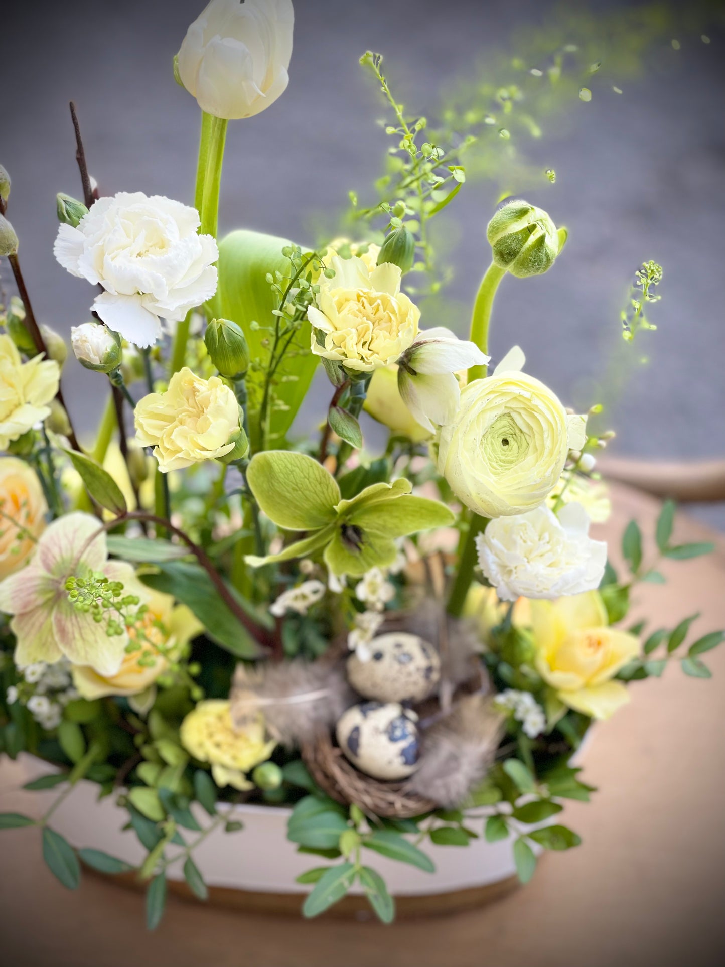 Авторский арт-букет / Signature bouquet by Best Florist in Tallinn includes seasonal flowers wrapped in waterproof paper, tied with branded ribbon, with a sticker and care instructions included.