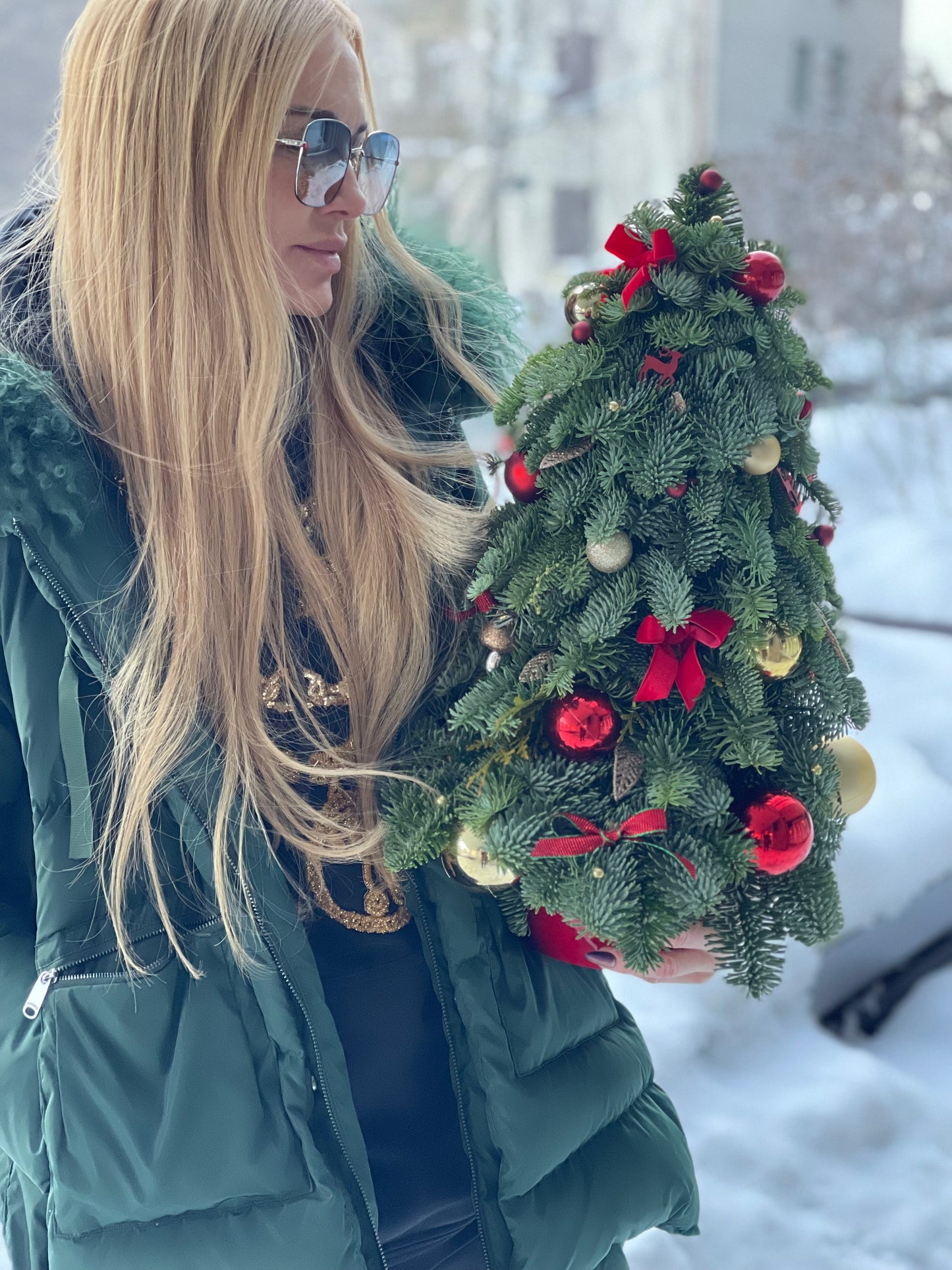 Авторский арт-букет / Signature bouquet by Best Florist in Tallinn includes seasonal flowers wrapped in waterproof paper, tied with branded ribbon, with a sticker and care instructions included.