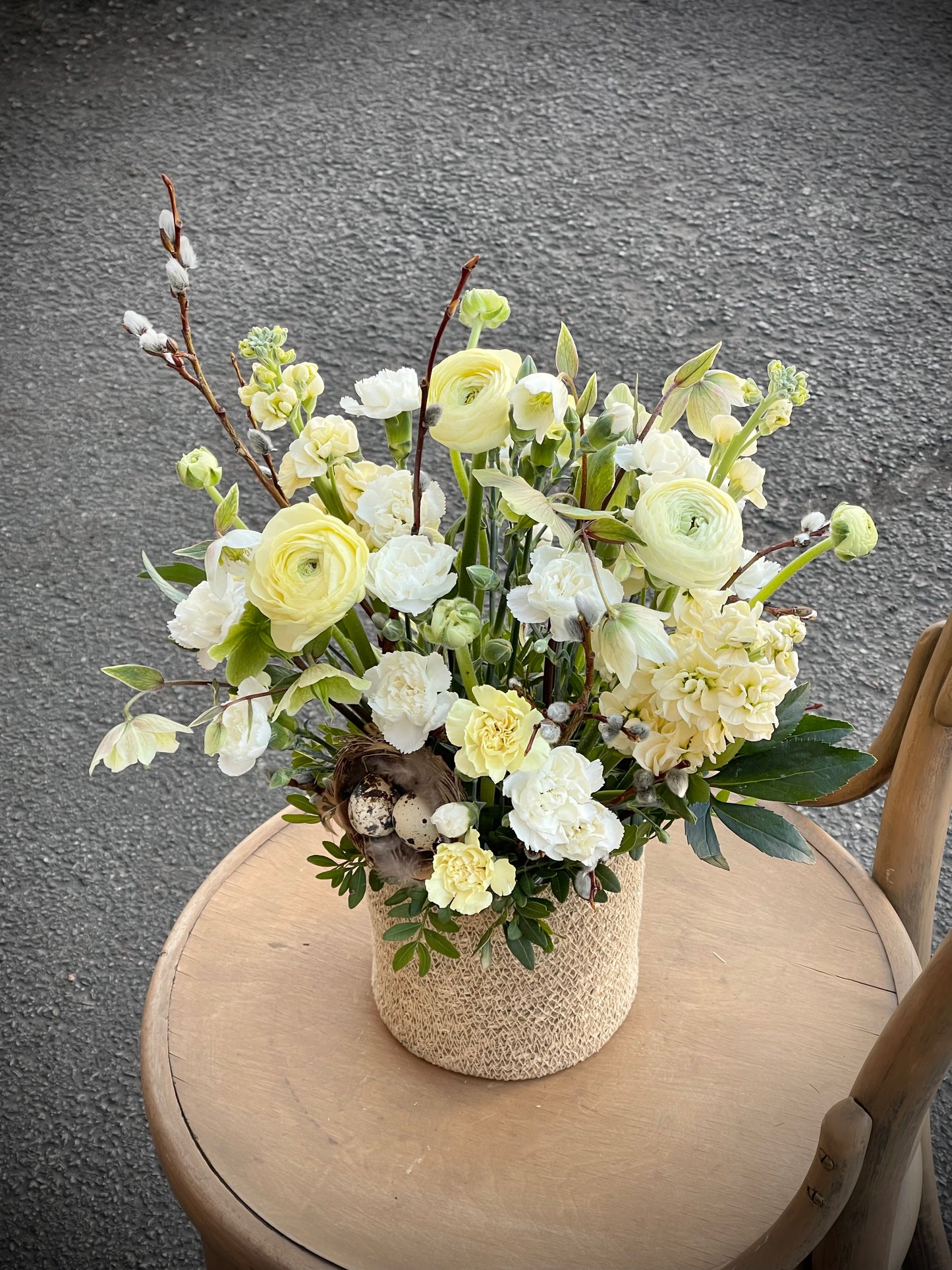 Авторский арт-букет / Signature bouquet by Best Florist in Tallinn includes seasonal flowers wrapped in waterproof paper, tied with branded ribbon, with a sticker and care instructions included.