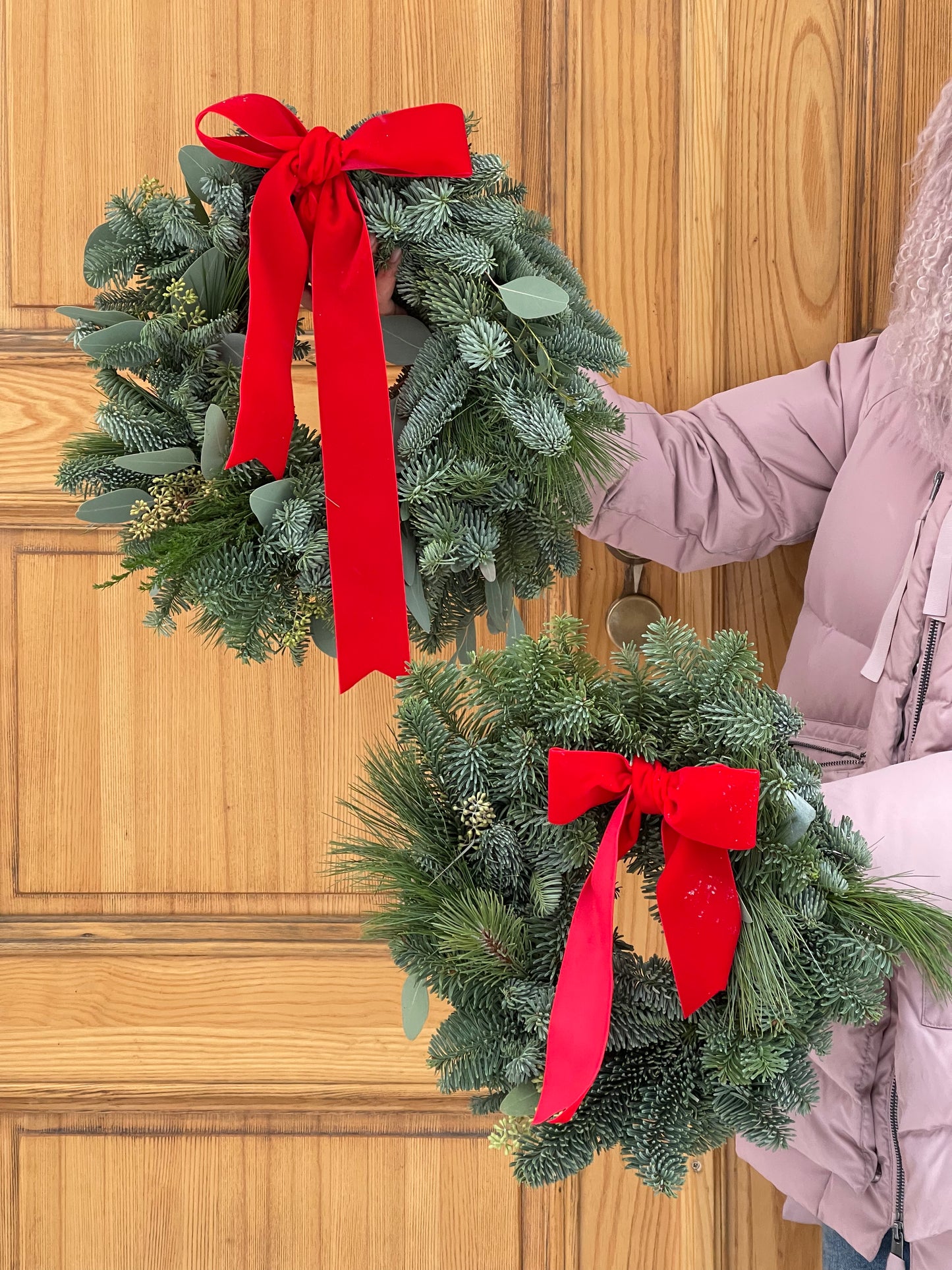 Авторский арт-букет / Signature bouquet by Best Florist in Tallinn includes seasonal flowers wrapped in waterproof paper, tied with branded ribbon, with a sticker and care instructions included.