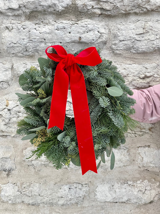 Christmas wreaths with velvet ribbon – BloomRoom.ee, värsked lilled Tallinnas